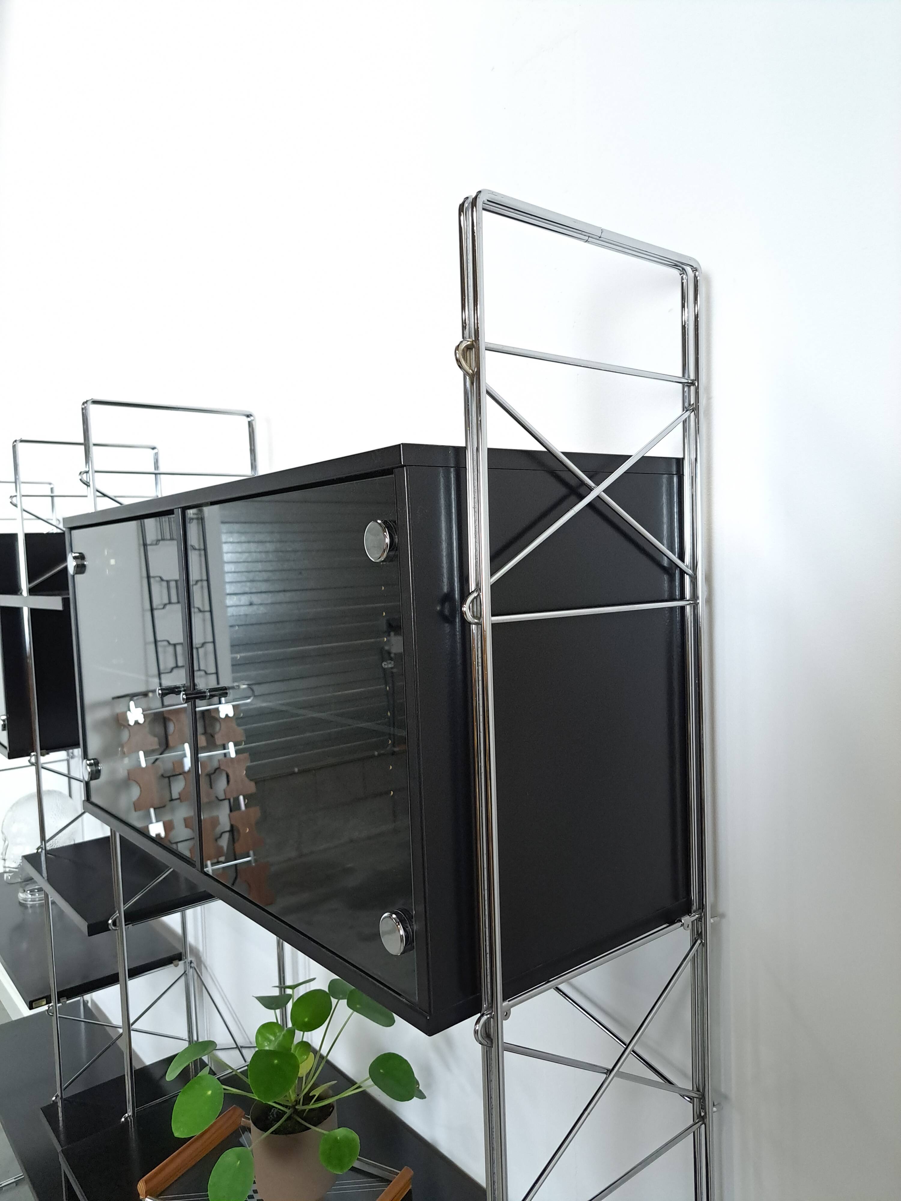 Deens design Denka modulaire kast met chromen houders en planken