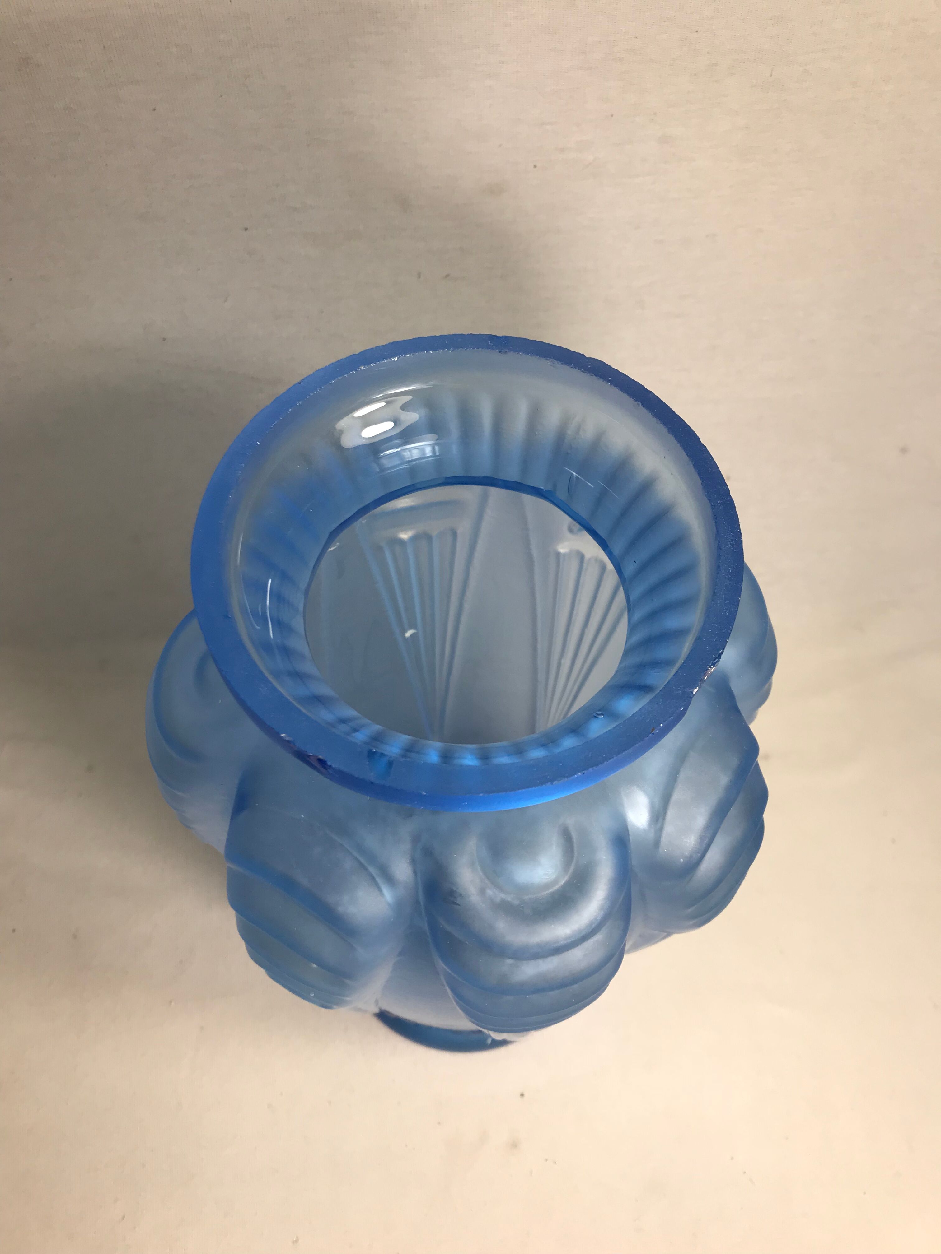 Ancien vase art deco verre moulé bleu années 30 france signé vintage