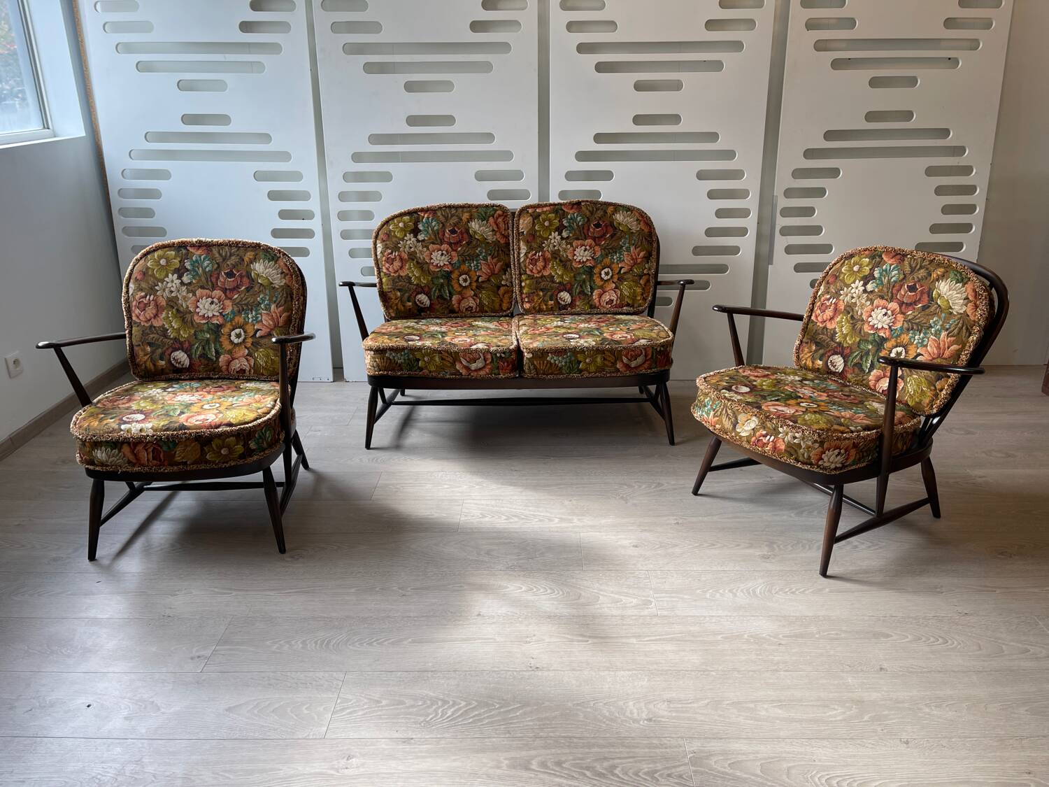 Ercol lounge, Windsor model, 1 two-seater sofa and 2 armchairs.