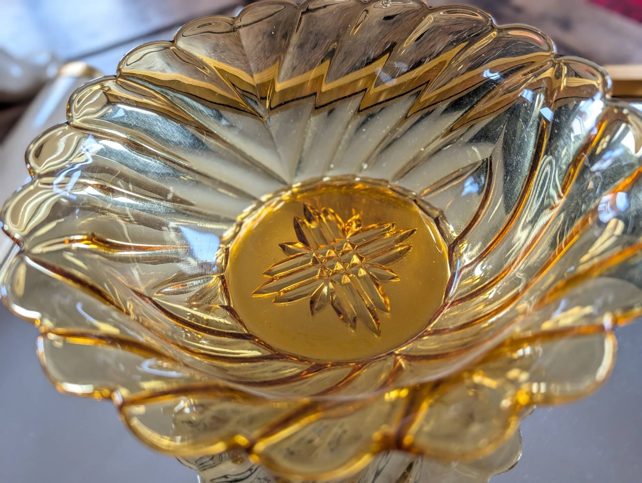 Coupe en verre ambré floral – années 1960-1970