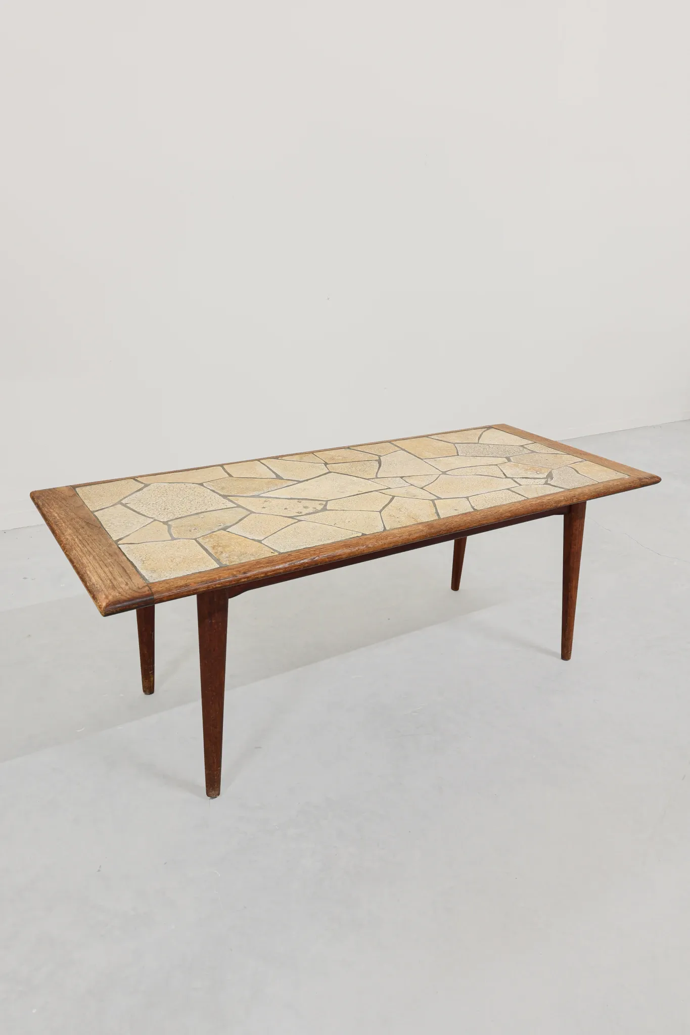 Table basse italienne du milieu du siècle avec plateau en pierre mosaïque