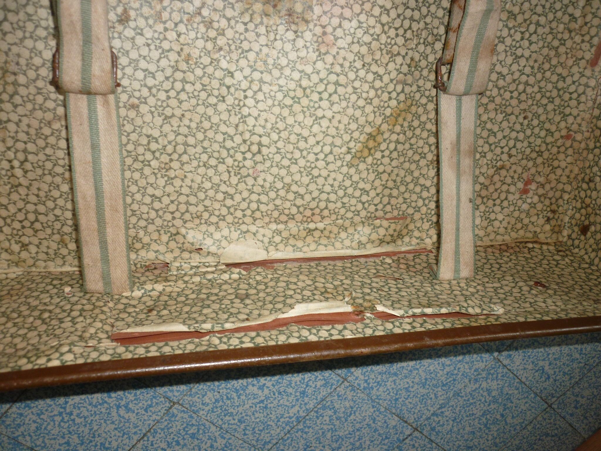 Unica red-haired suitcase