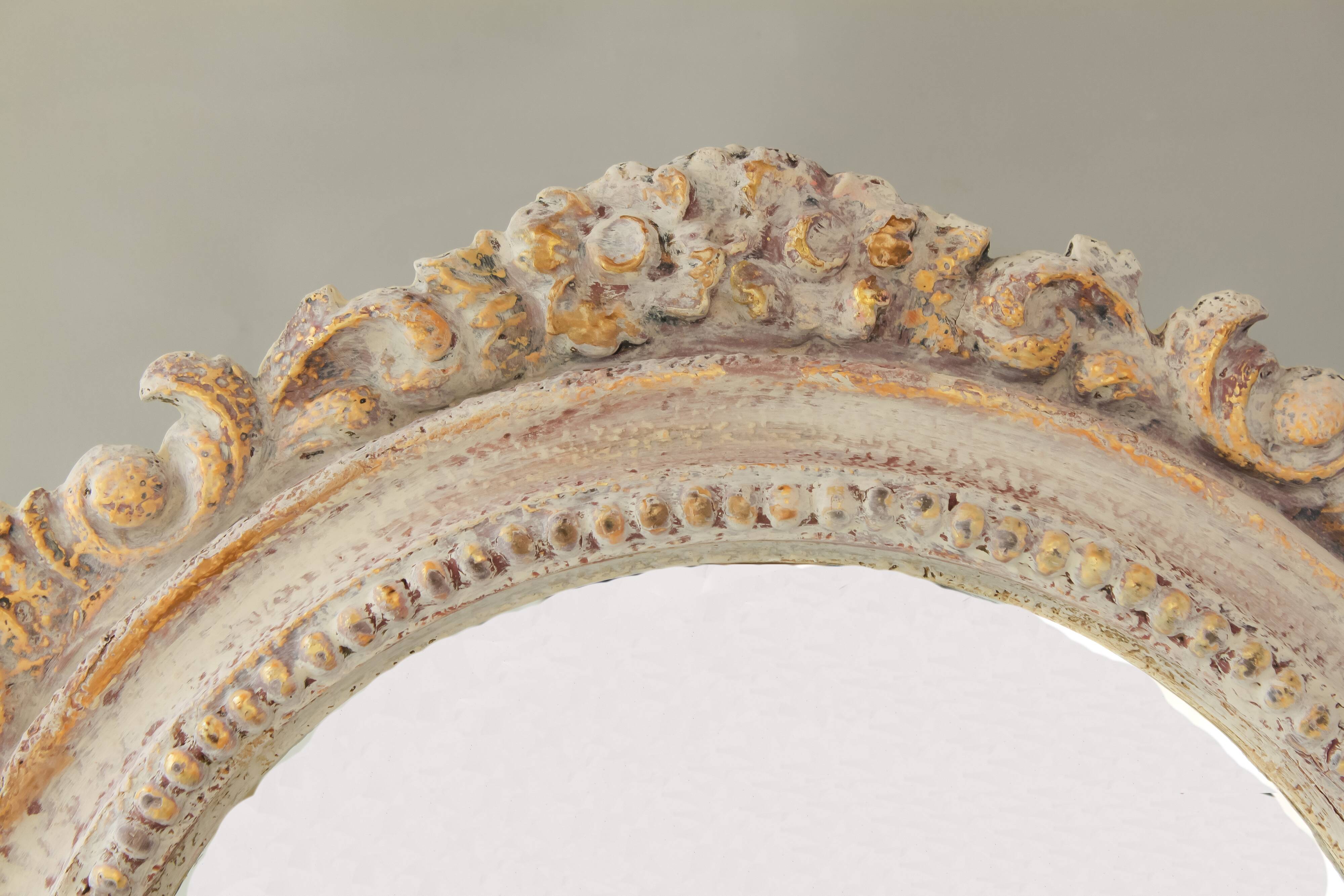 Espejo redondo de madera decorado.