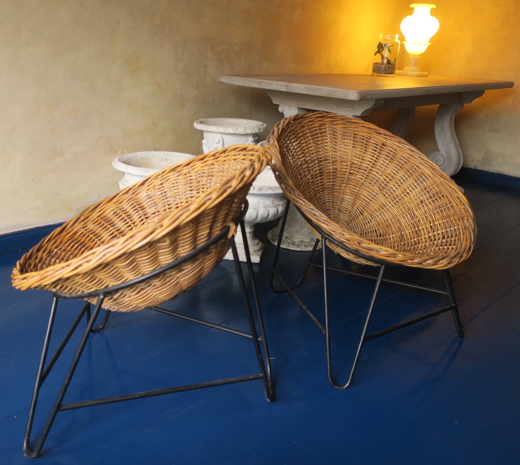 Paire de chaises pod en bambou et fer du milieu du siècle, années 1960