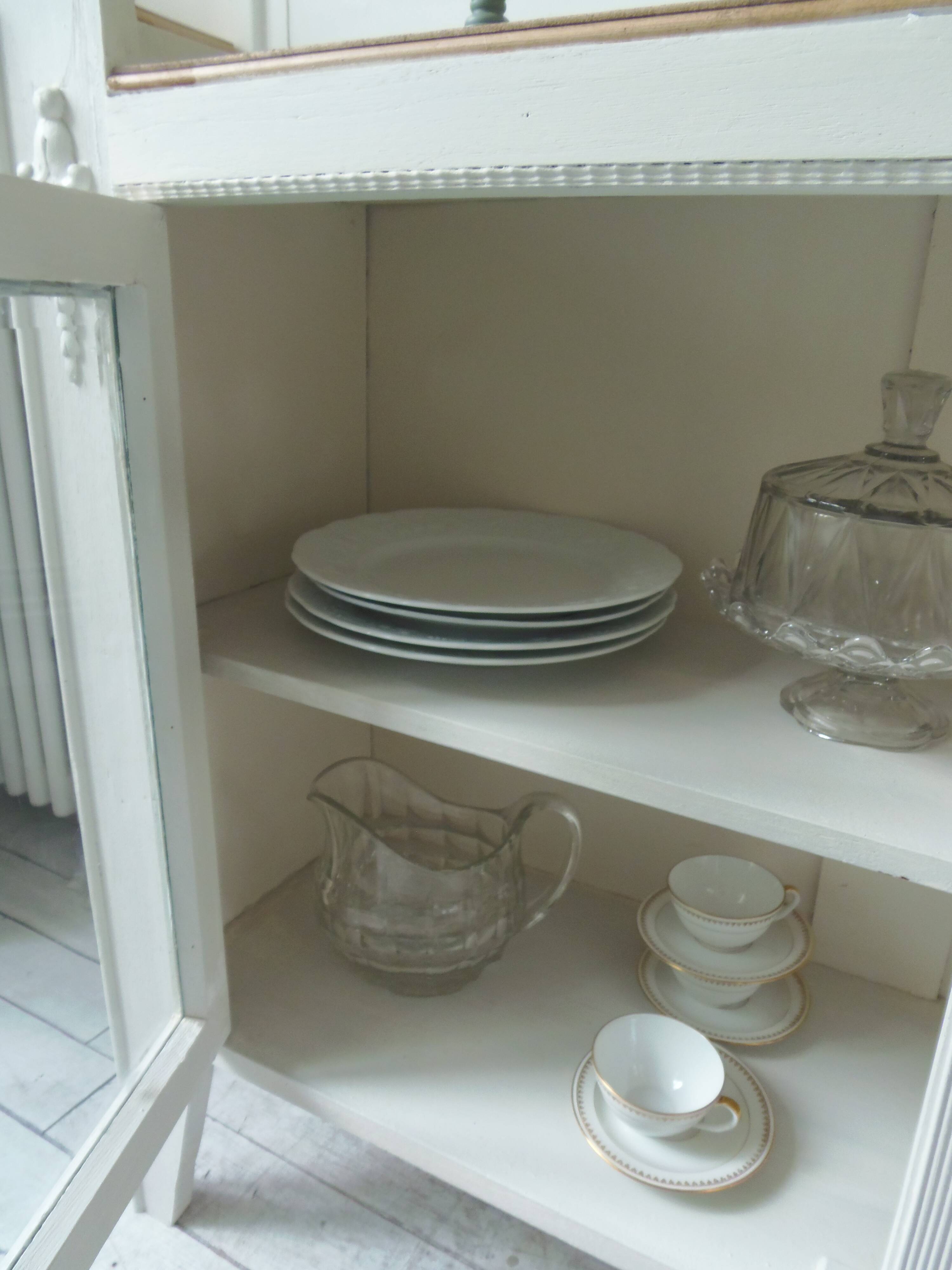 Vitrine, console vintage réenchantée en gris perle, plateau bois.
