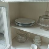 Vitrine, console vintage réenchantée en gris perle, plateau bois.