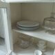 Vitrine, console vintage réenchantée en gris perle, plateau bois.