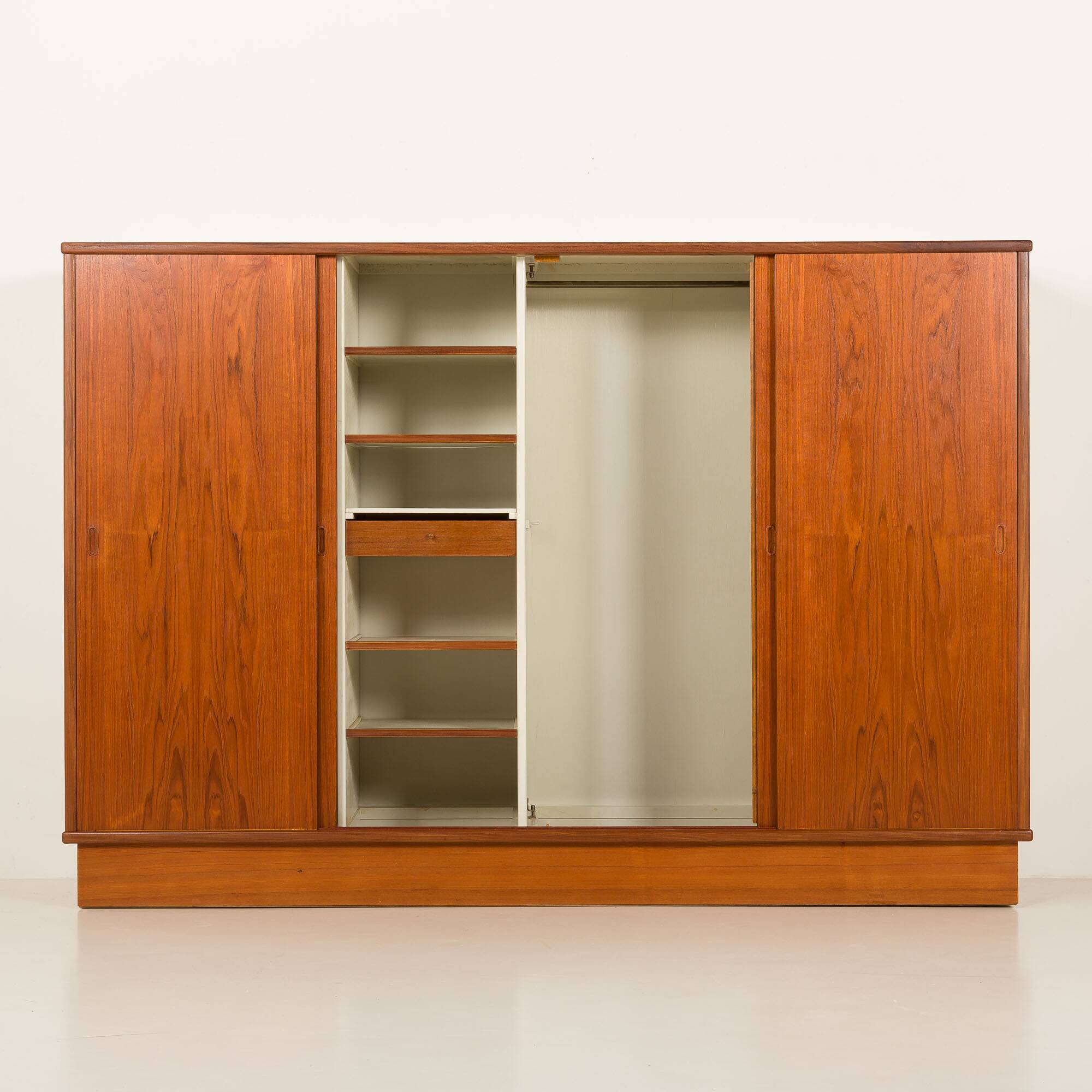 Armoire en teck danoise grande des années 1960.
