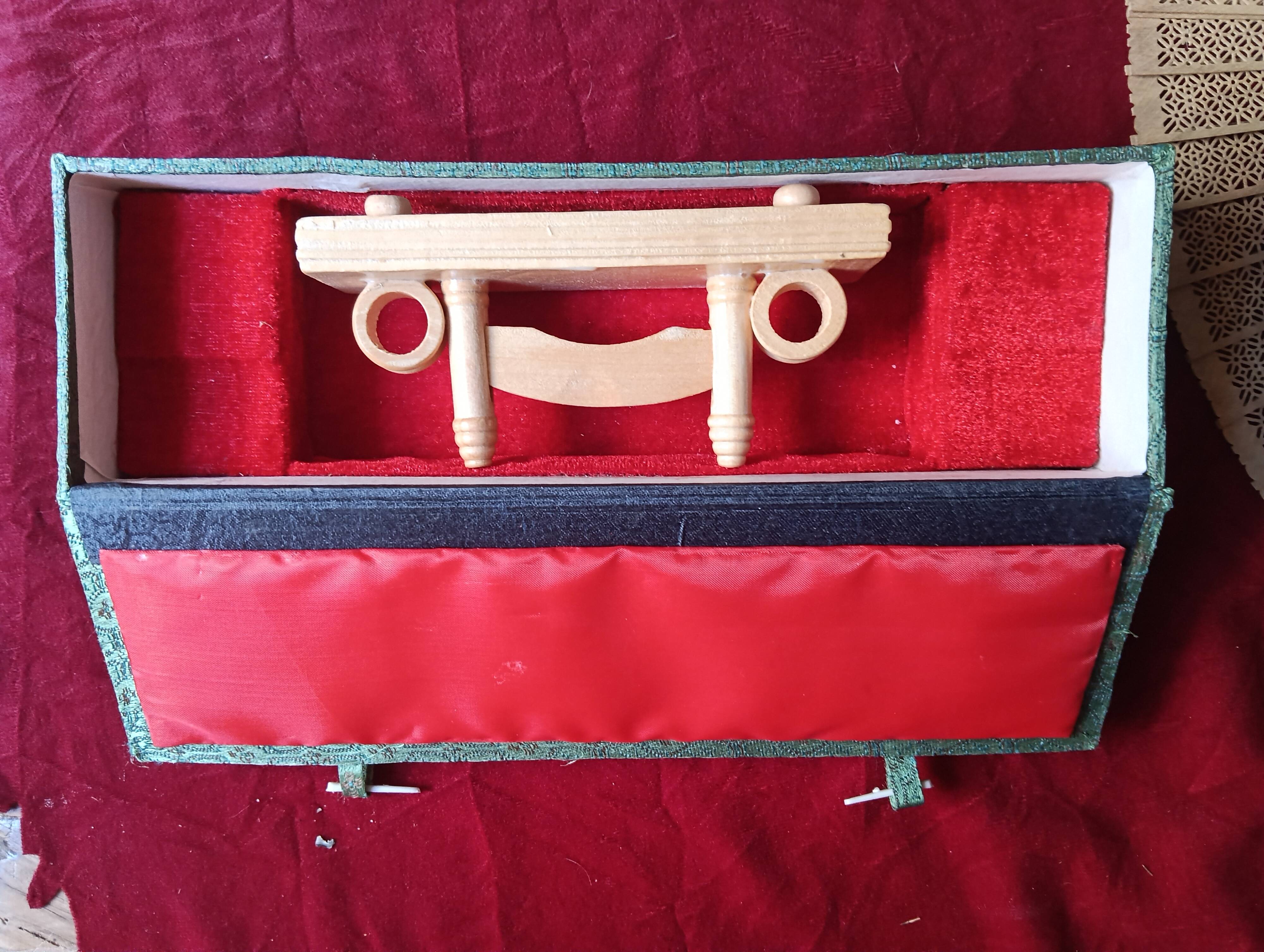 Eventail vintage en bois ajoure
