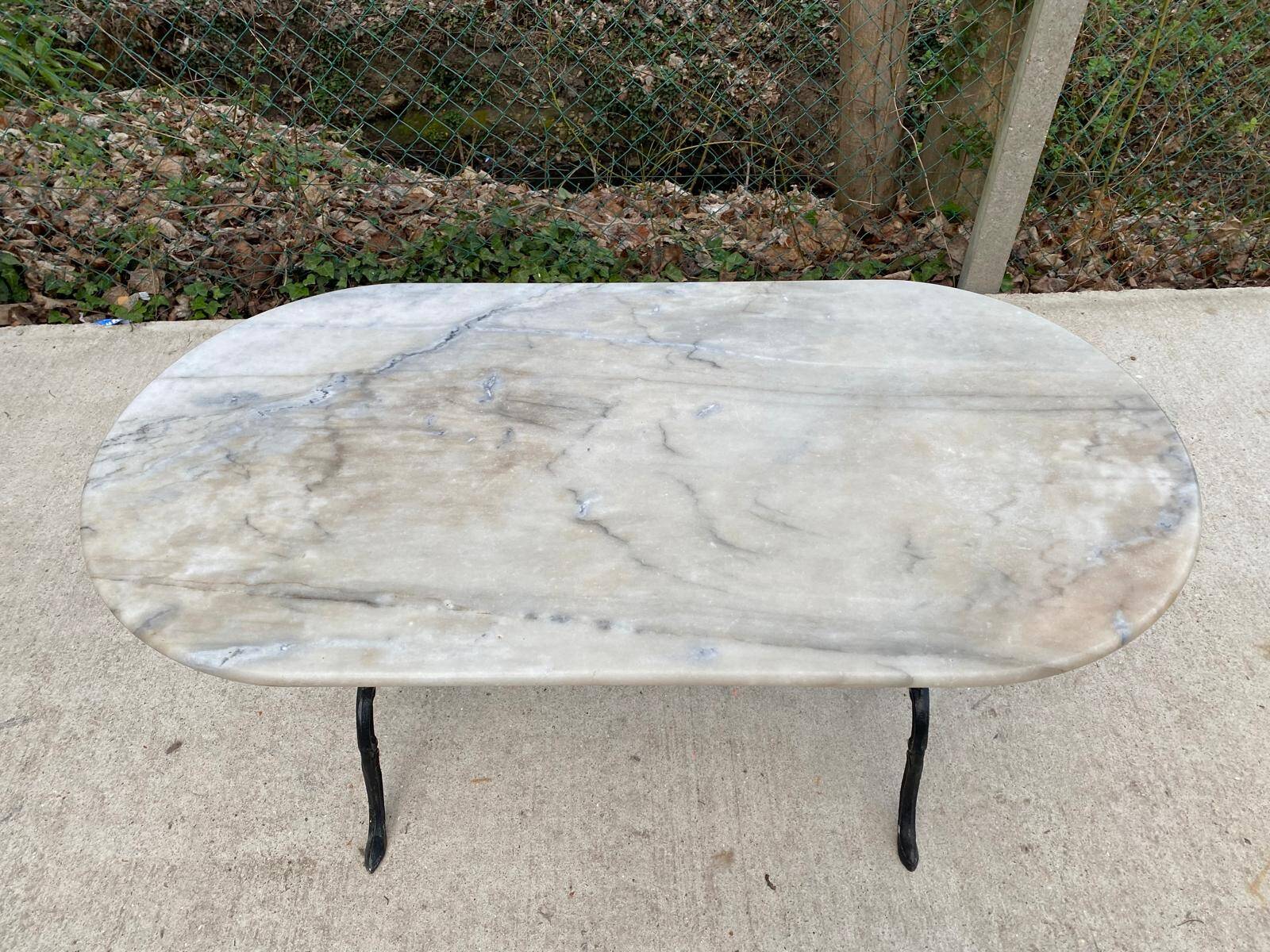 Table de bistrot marbre ovale et acier noir 4 couverts 120cm