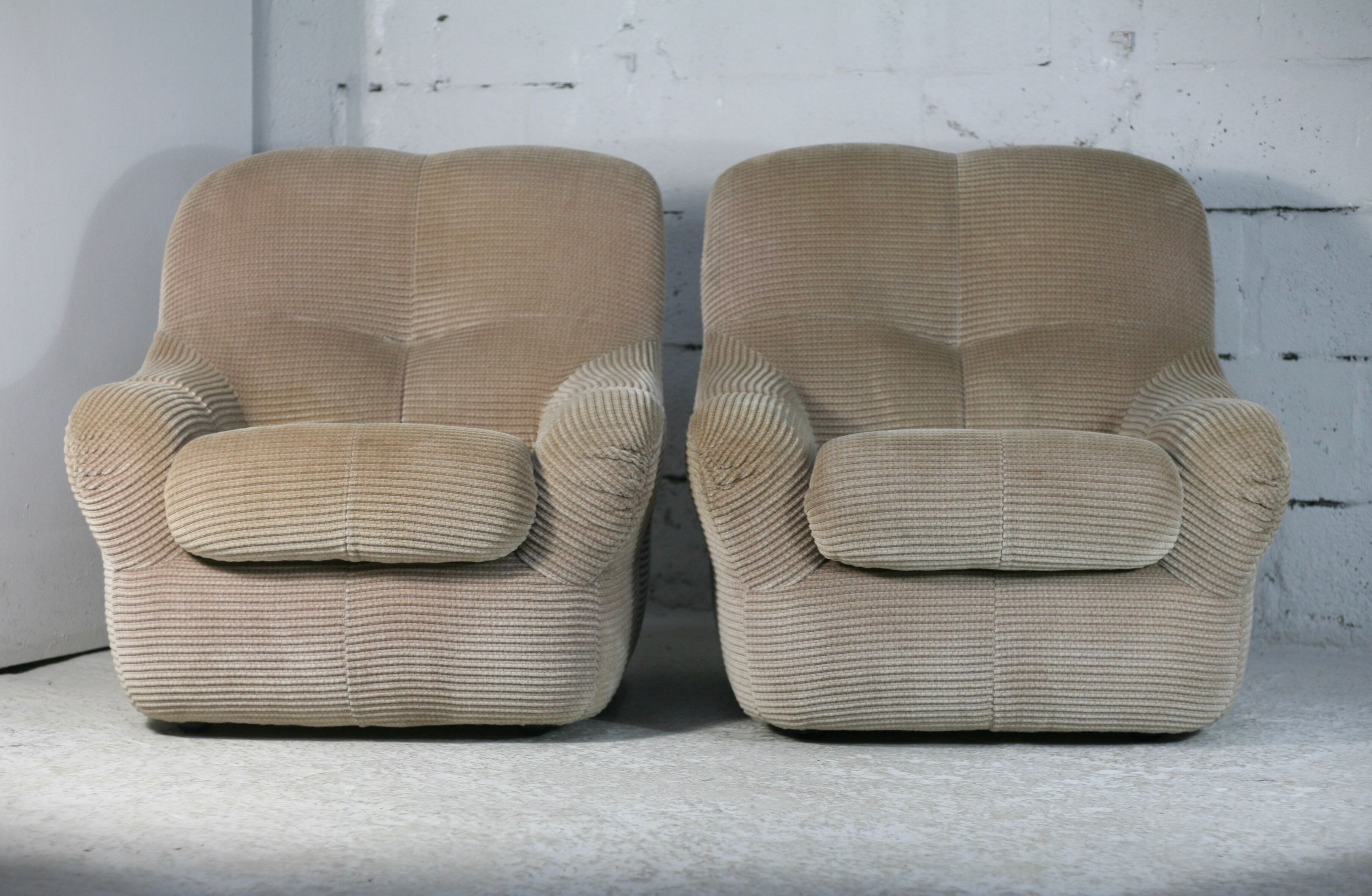 Pair of armchairs "space age". Beige corduroy velvet. France, circa 1970