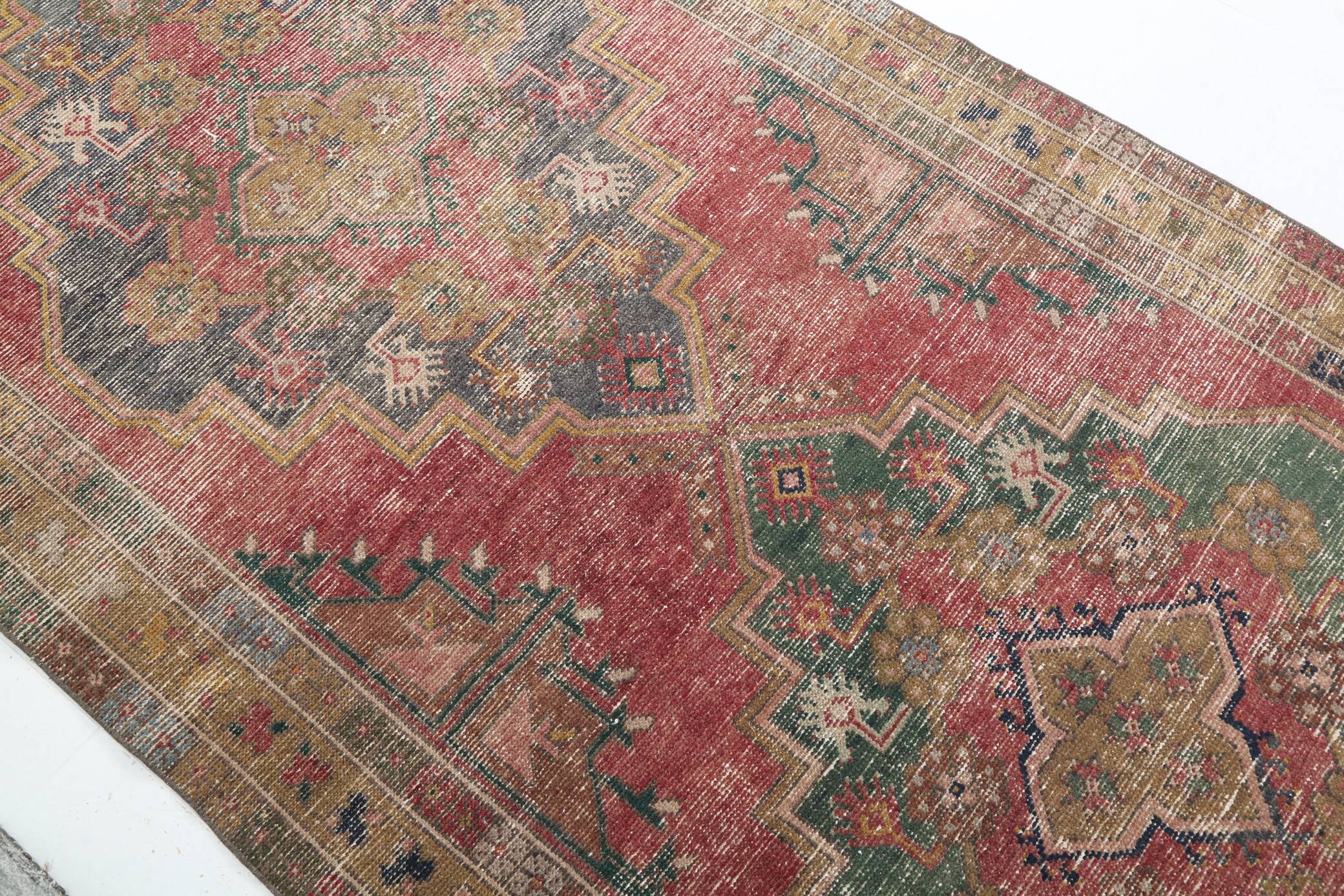 4x9 Shades Of Red & Green Oriental Turkish Vintage Rug, 134x284Cm