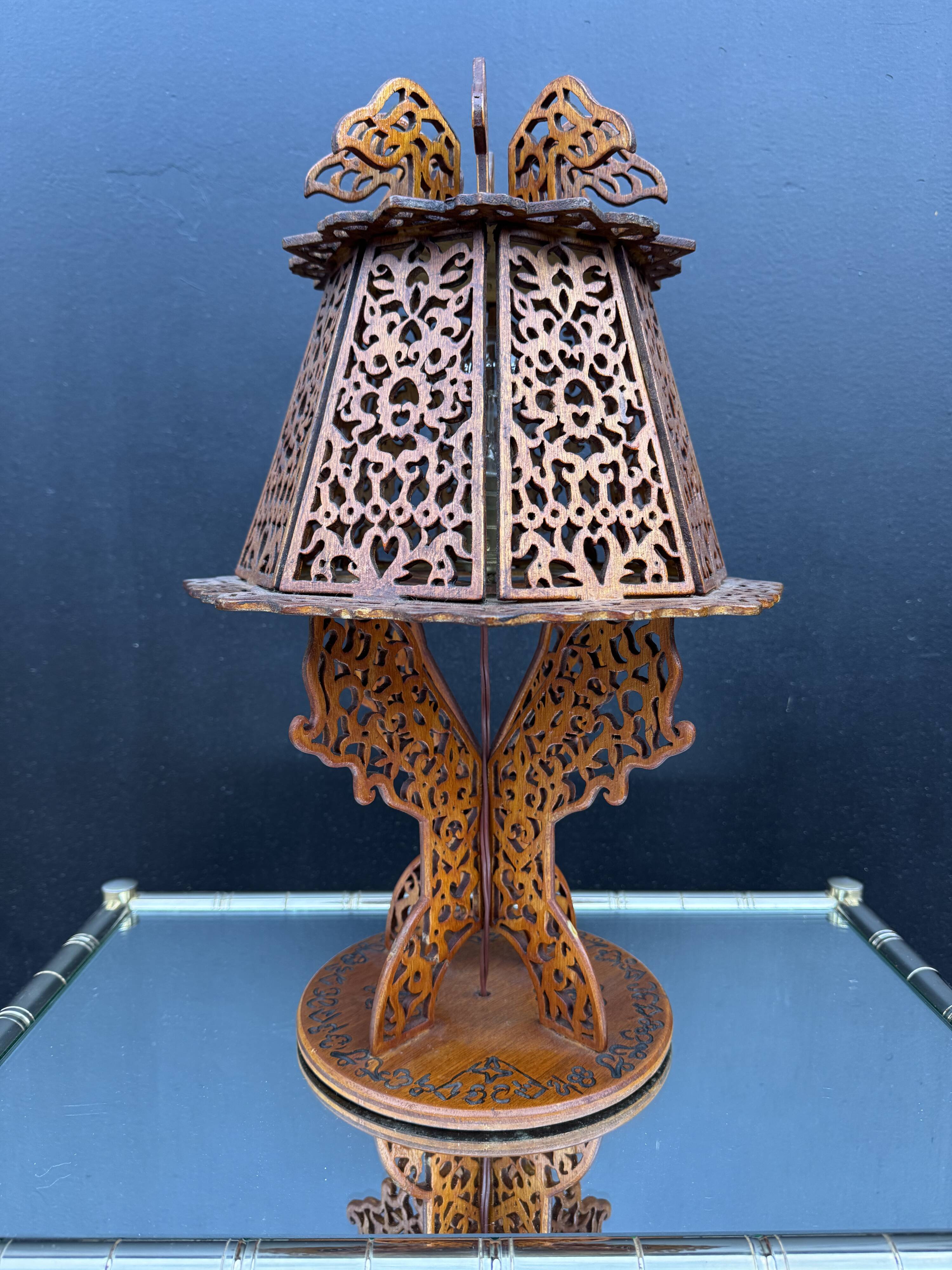 Lampe en bois ajouré de style exotique, années 60
