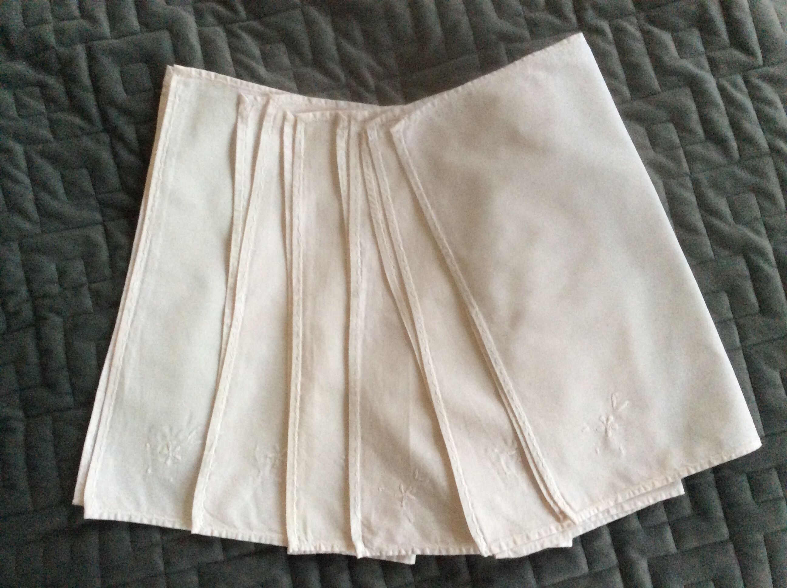 Napkins with embroidered flower