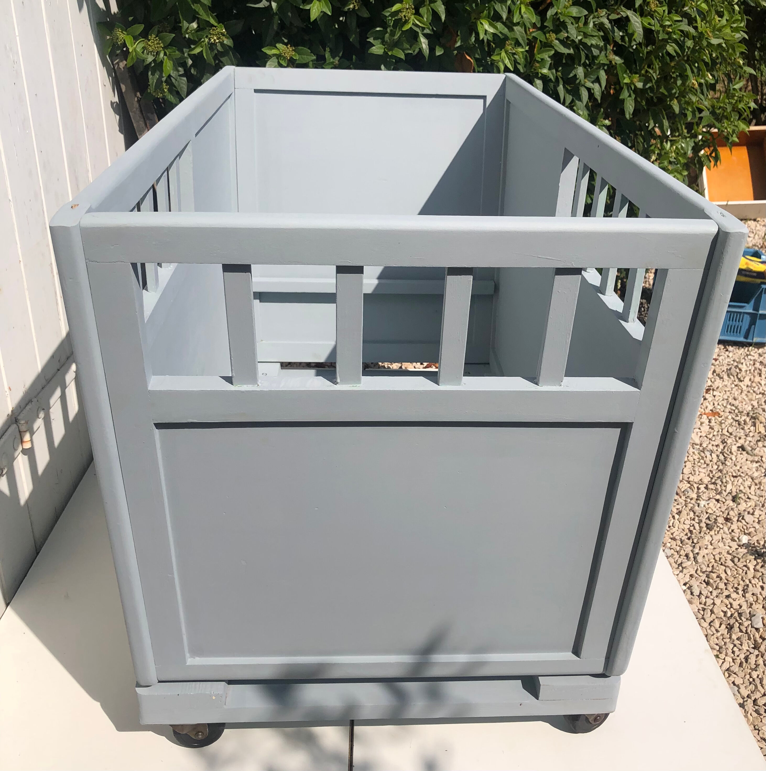 Baby crib with wheels