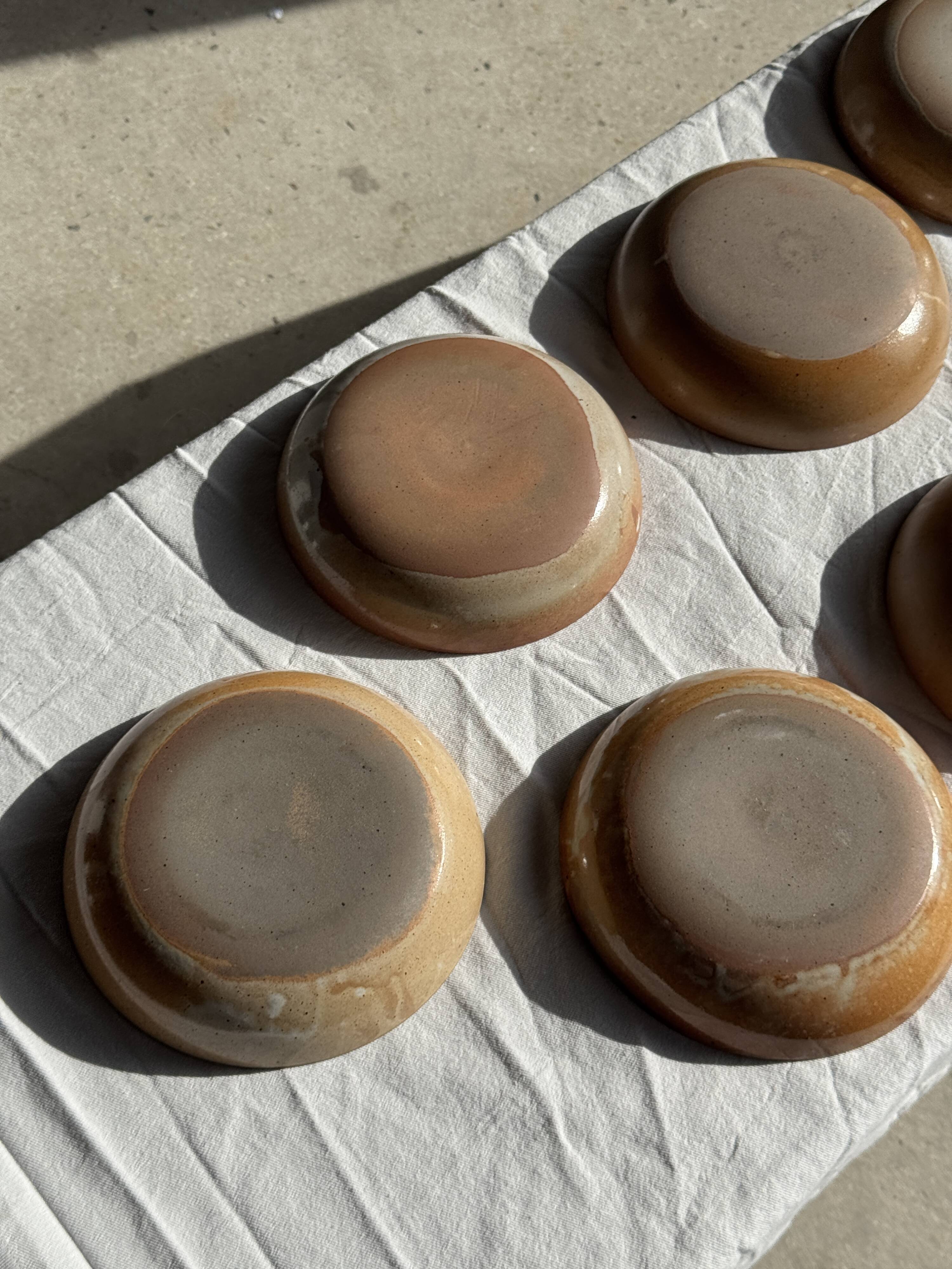 11 assiettes creuses artisanales vintage en grès mat