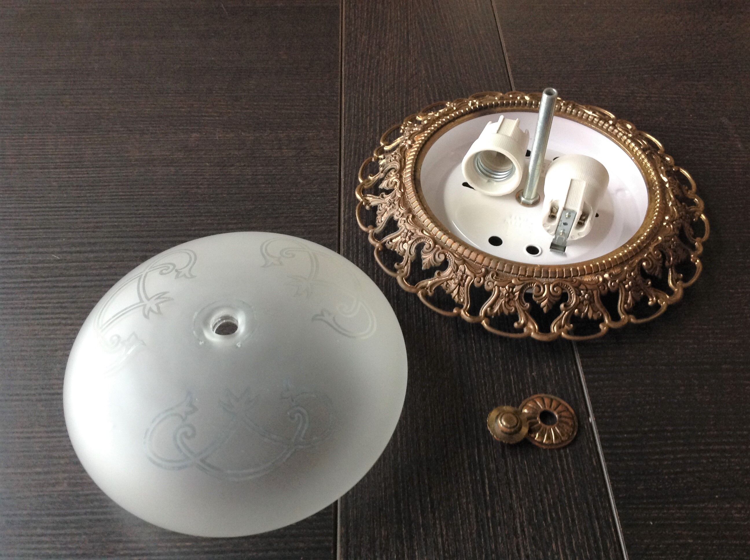 Round ceiling lamp in frosted glass art deco style
