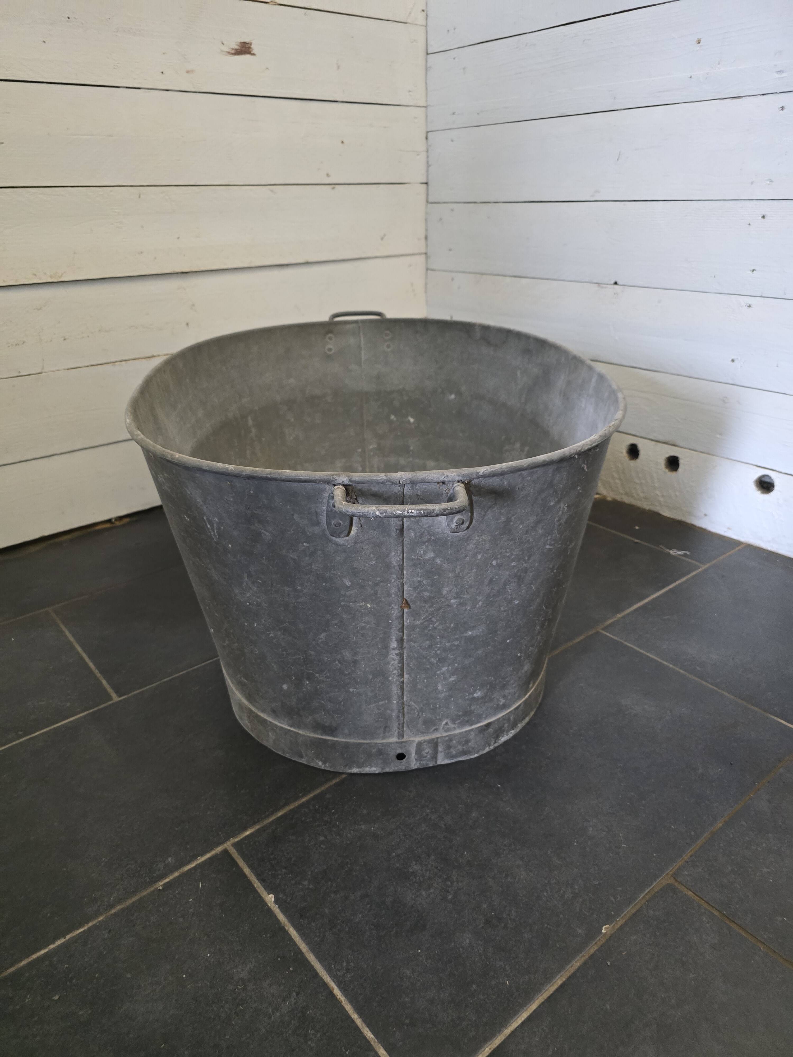 Oval zinc basin or bathtub