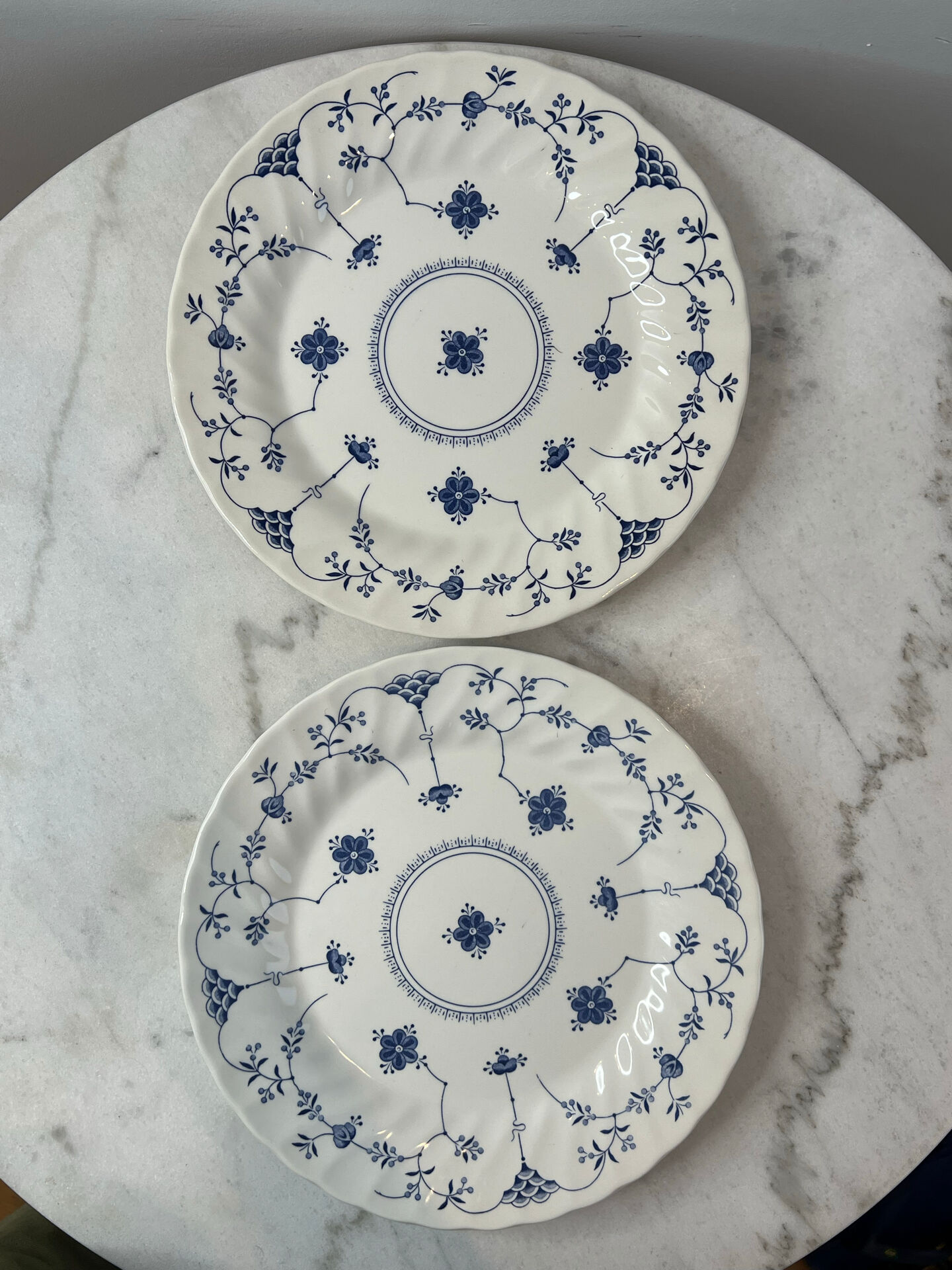 Set of 2 flat plates in English earthenware with blue floral decoration.