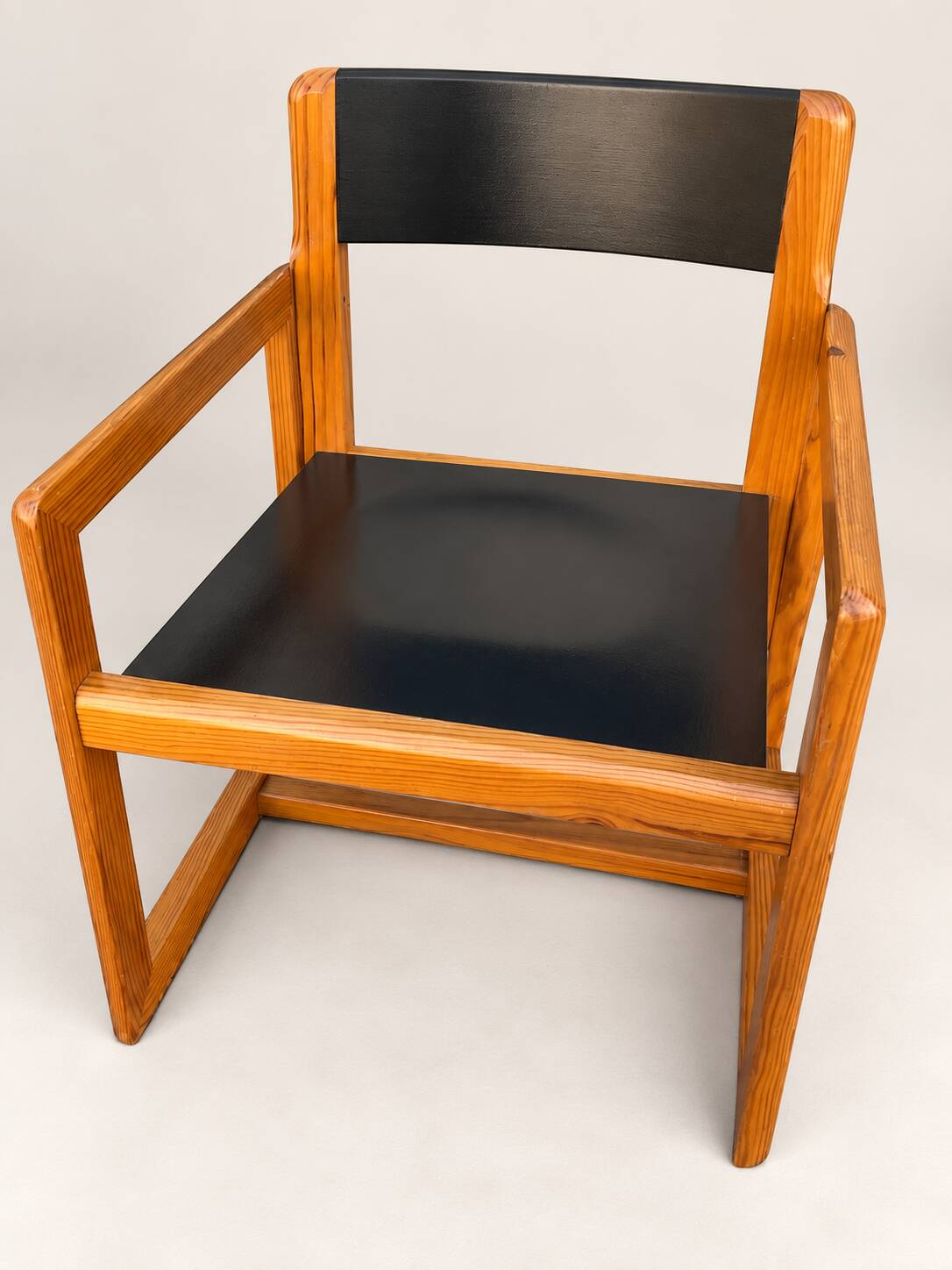 André Sornay armchair in solid pine and black lacquer – circa 1960