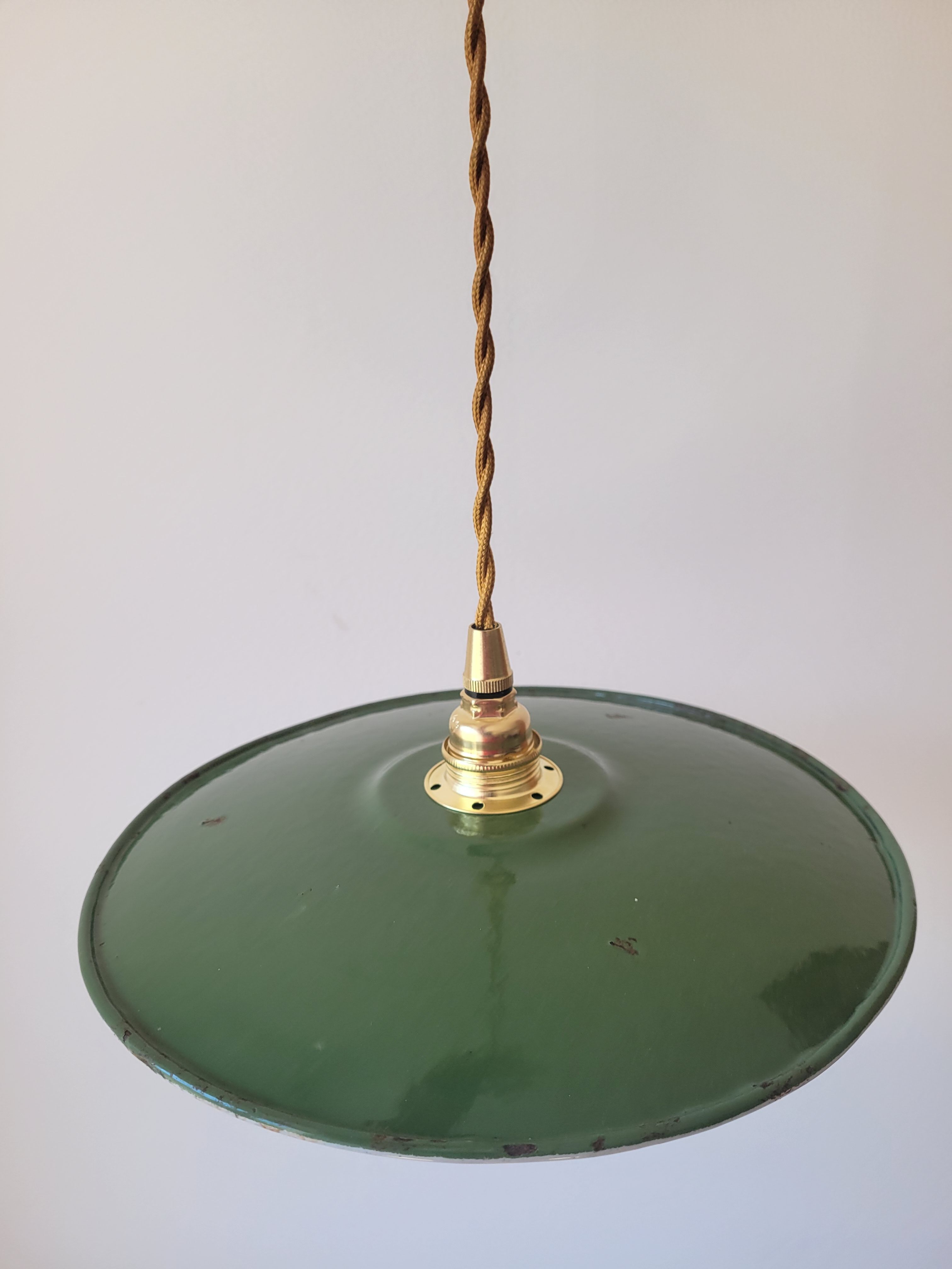 Enamelled sheet metal suspension