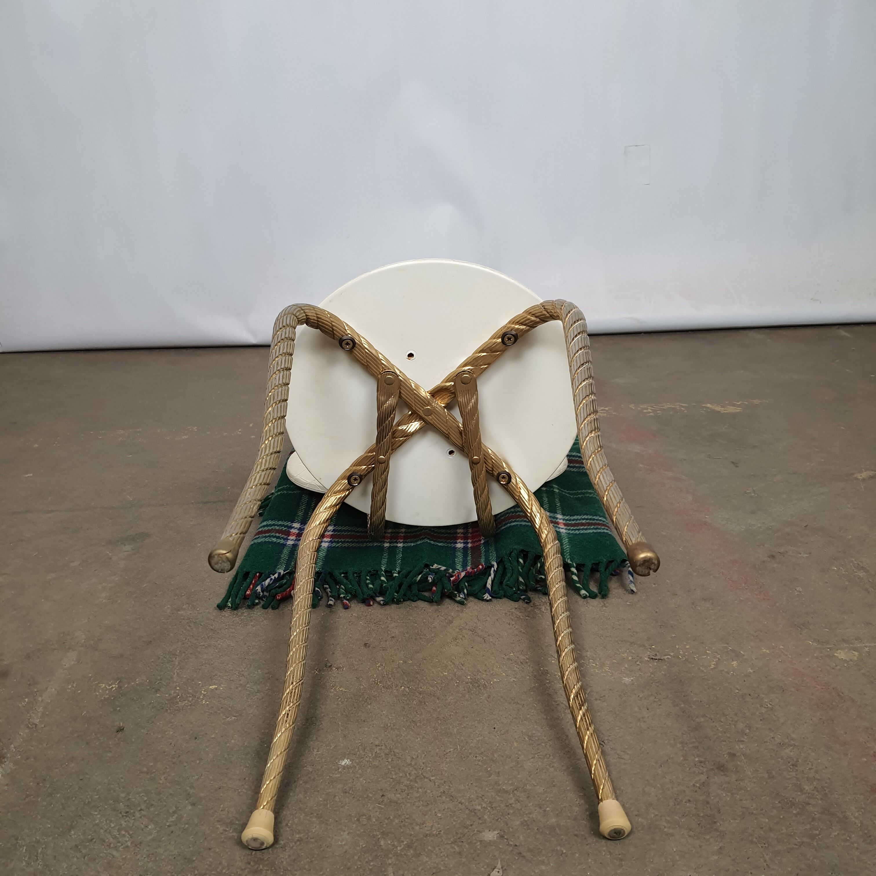 Chaise pied doré courbé cordé simili-cuir