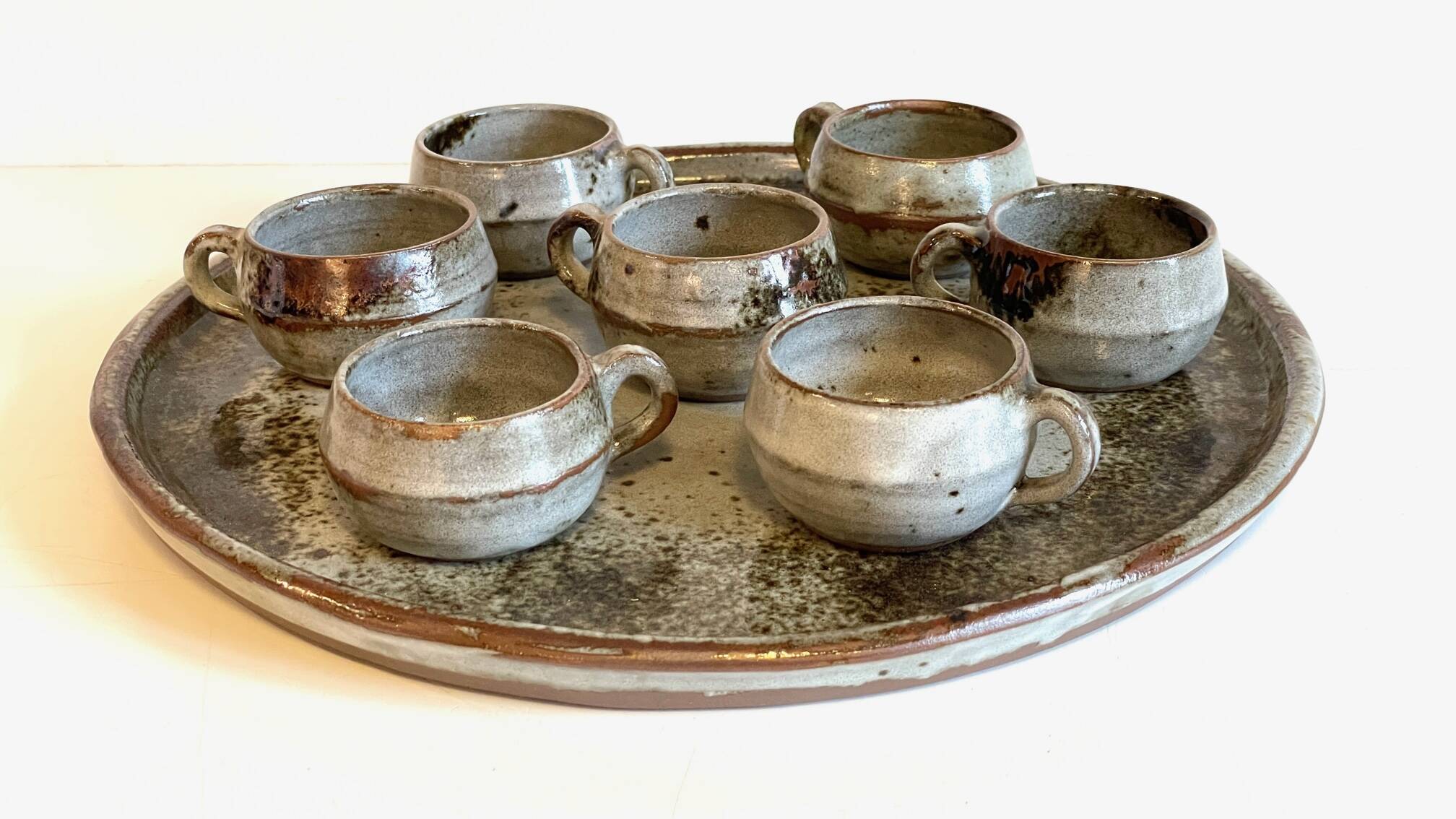 Enamelled stoneware tray and its 7 cups