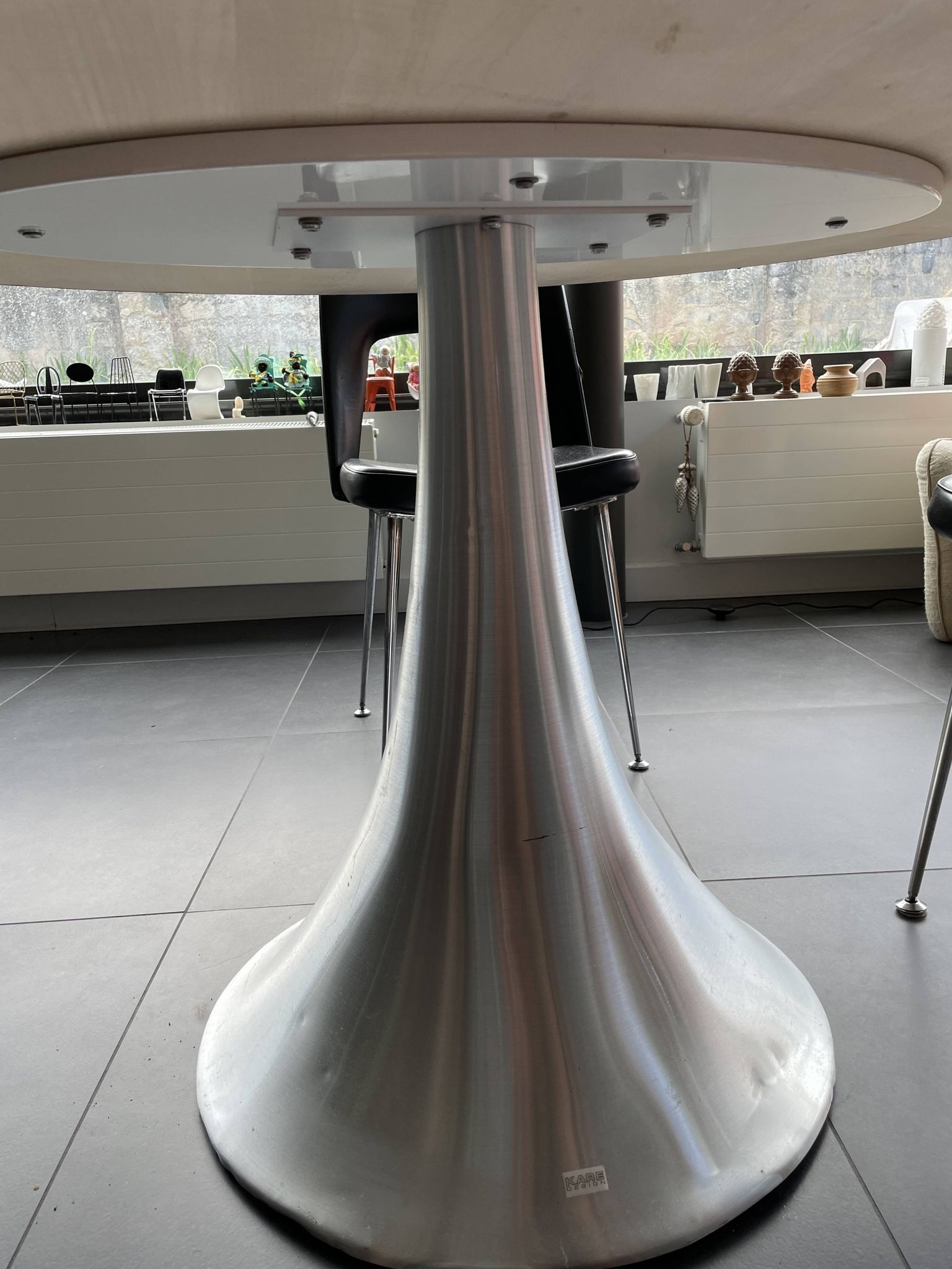 Table plateau noir ronde pied métal KARE design