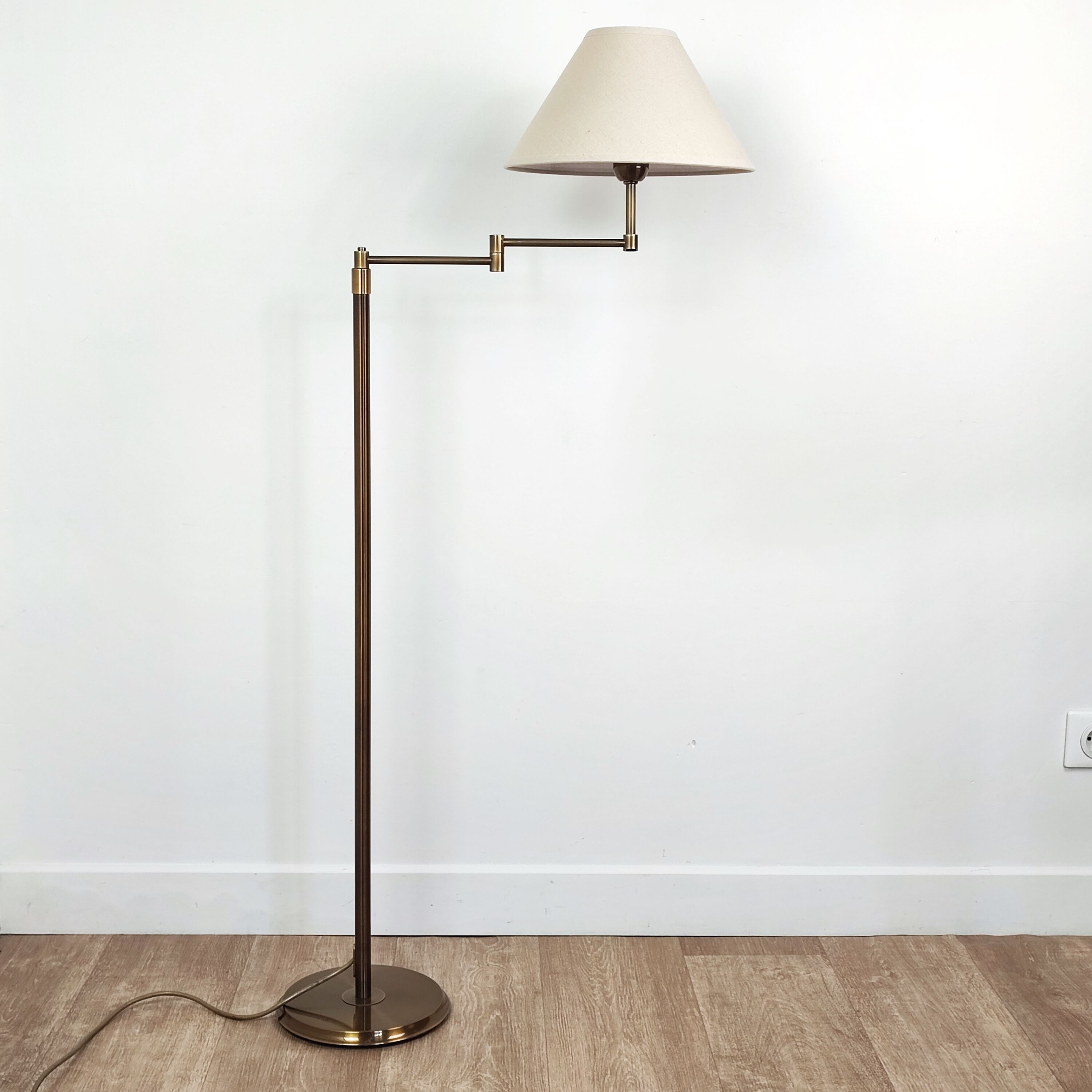 Floor lamp reading 80'