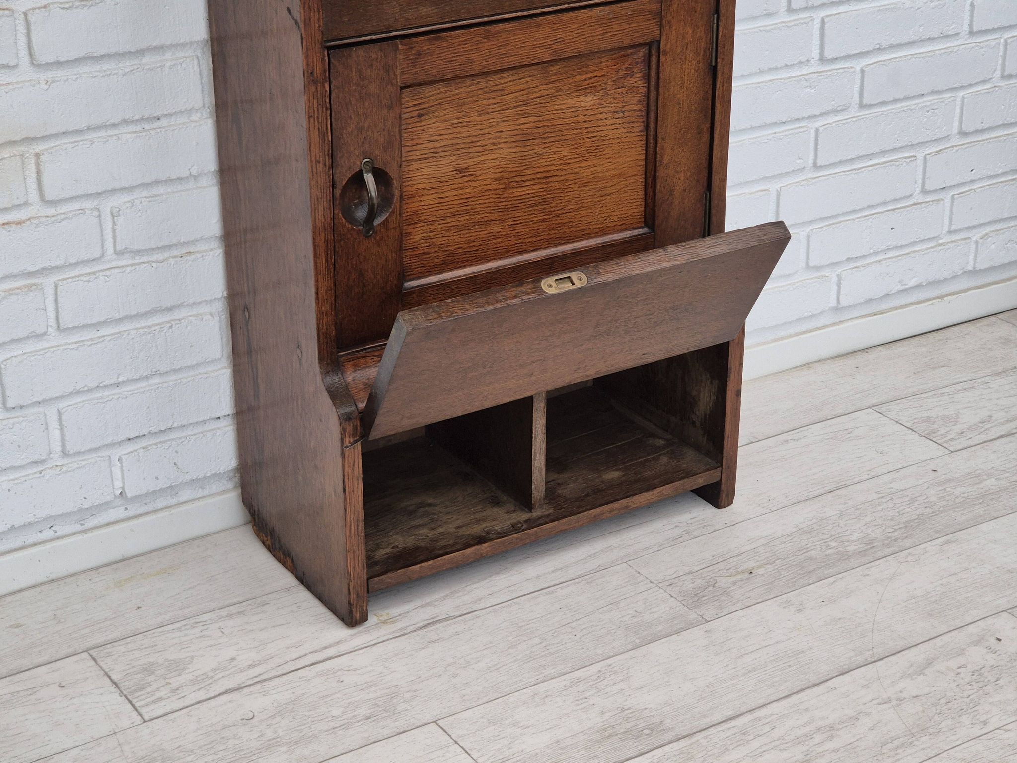 Armoire murale, bon état d'origine, bois de chêne, années 50, design scandinave