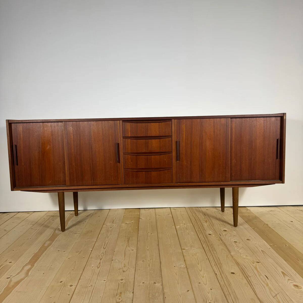 Buffet en teck avec portes coulissantes et tiroirs – Mid-Century