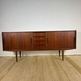 Buffet en teck avec portes coulissantes et tiroirs – Mid-Century
