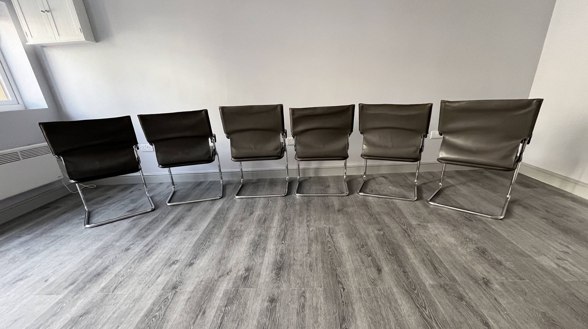 Set of 6 Uno chairs in grey leather on tubular chrome cantilevered frames