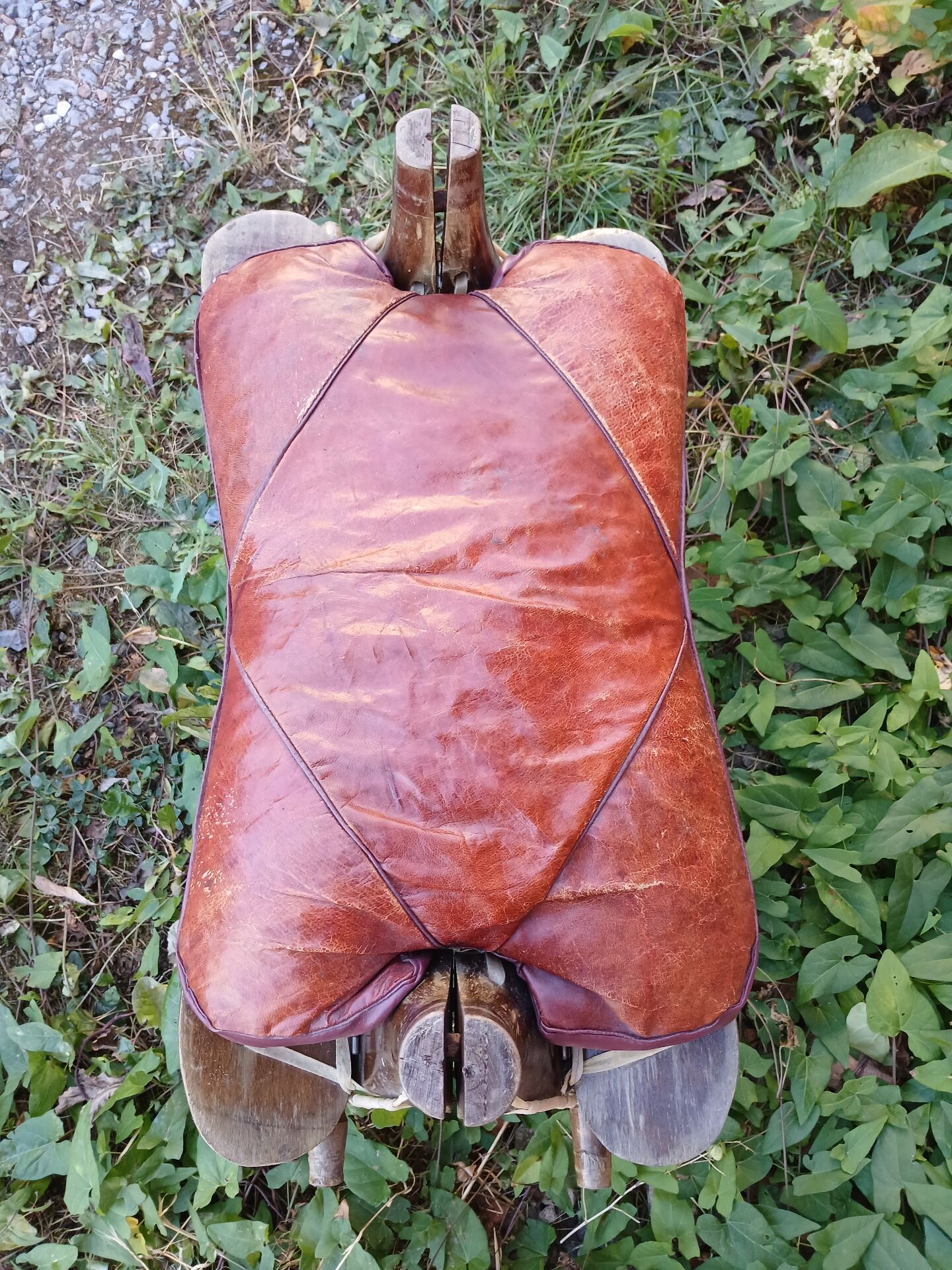 Tabouret égyptien forme selle de chameau