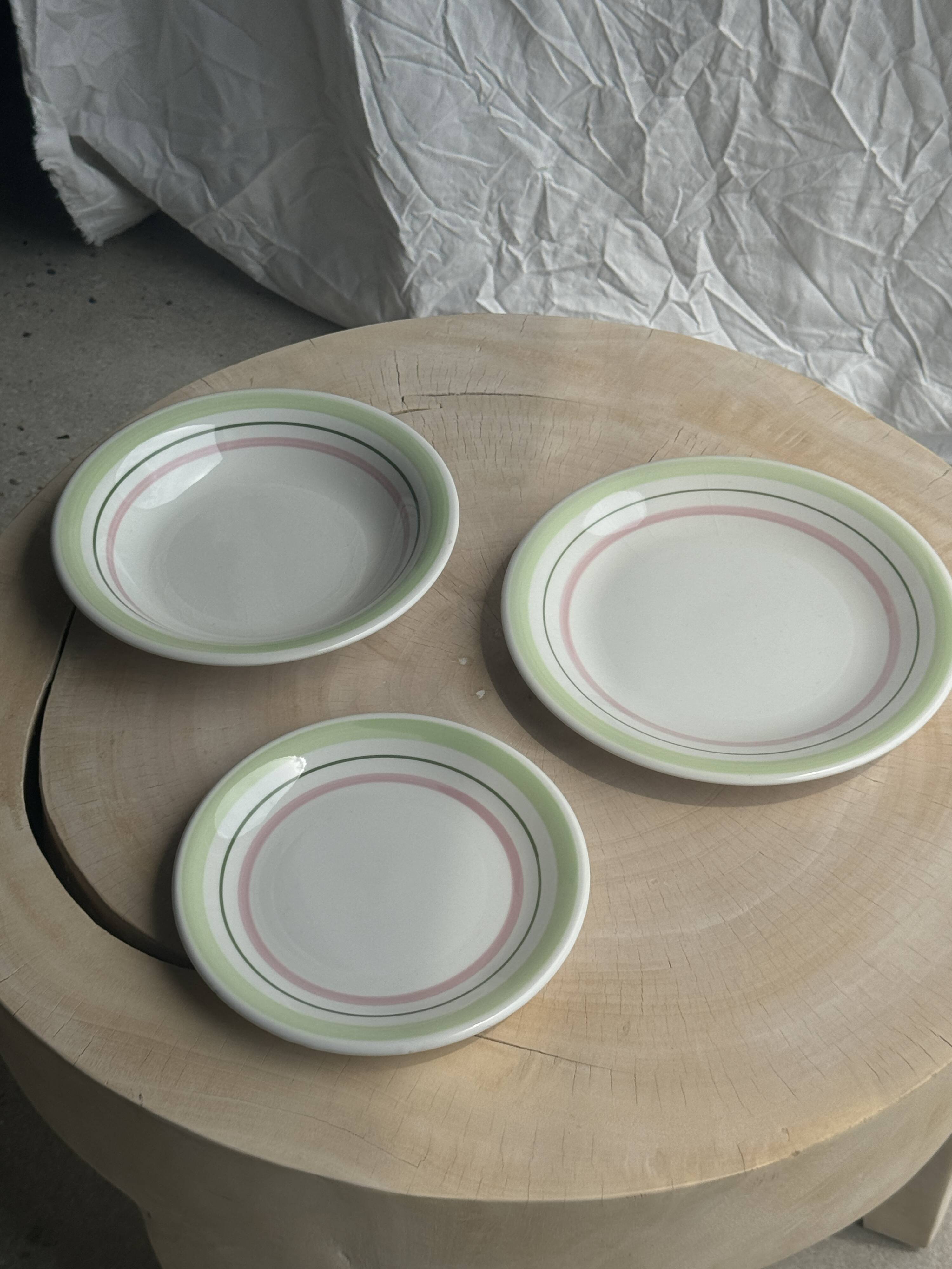 Set of 12 green and pink Italian plates