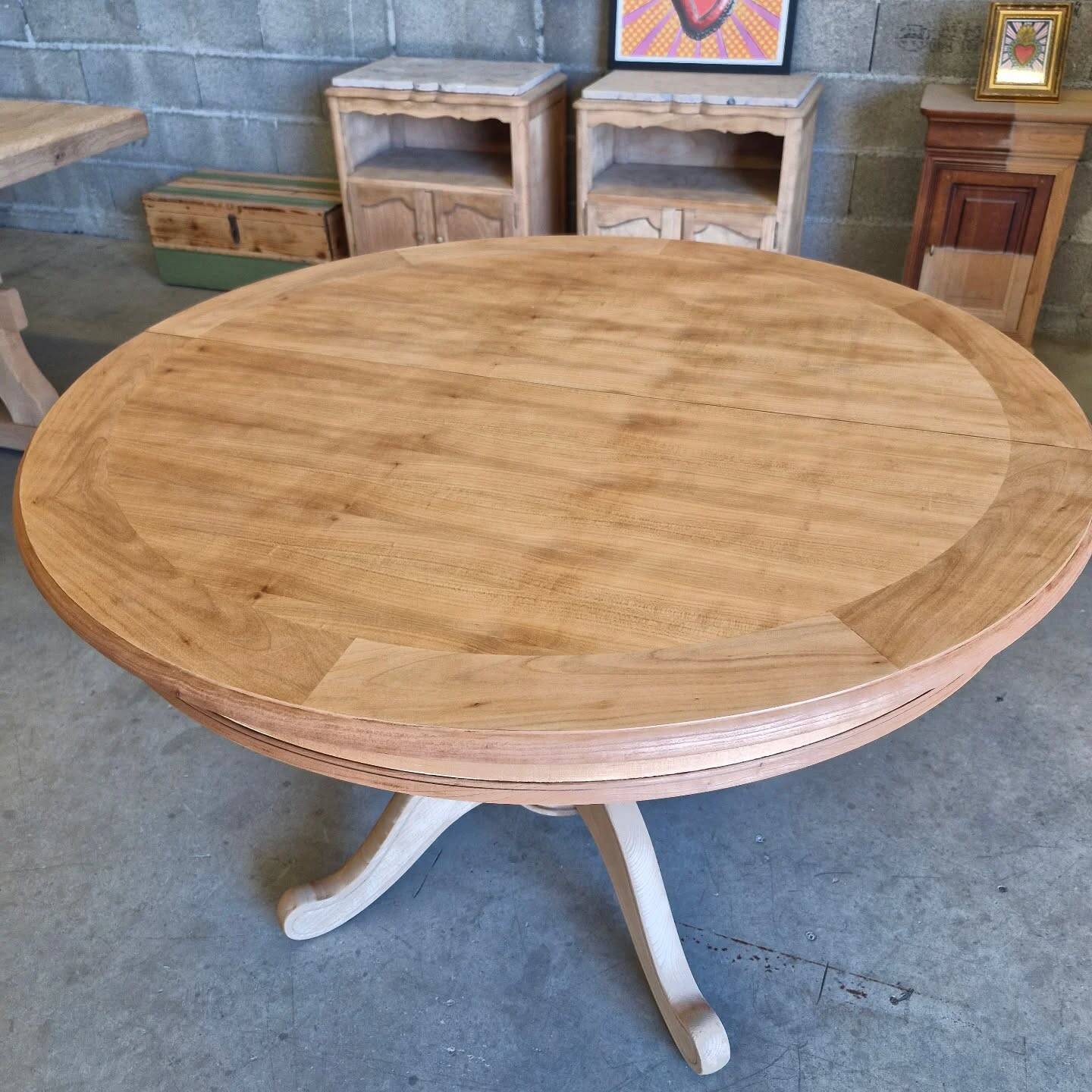 Round cherry table with 2 extensions.