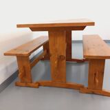 Suite d’une table et de 2 bancs en sapin, années 60