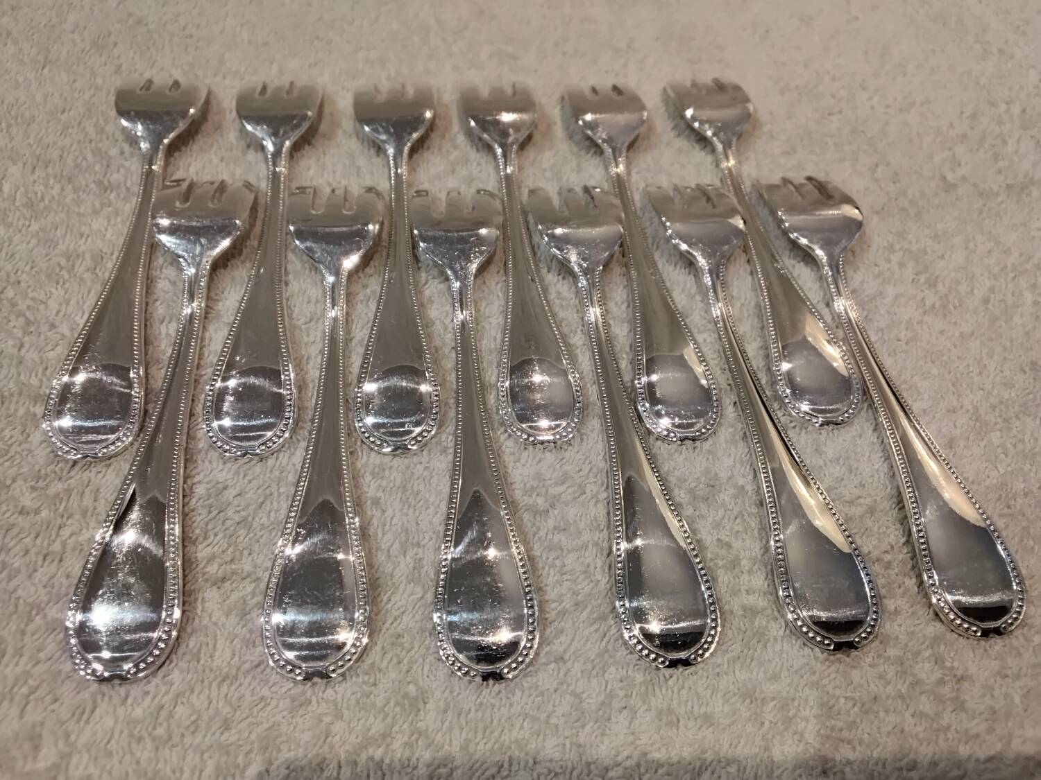 12 silver-plated oyster forks by the silversmith Ercuis, 12.2 cm