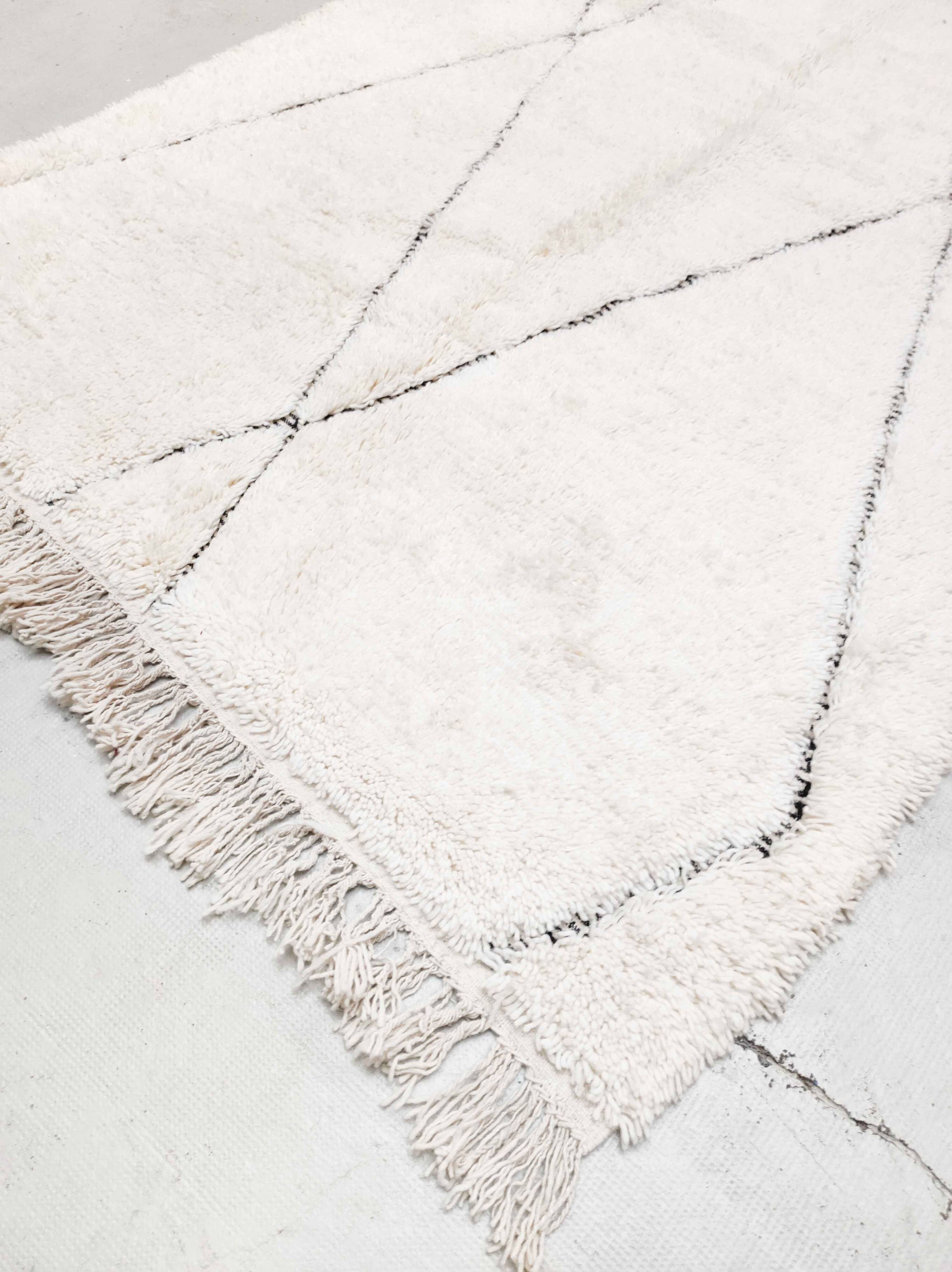 Beni Ouarain Moroccan Berber rug with engraved black diamonds 2.42x1.67m