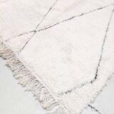 Beni Ouarain Moroccan Berber rug with engraved black diamonds 2.42x1.67m