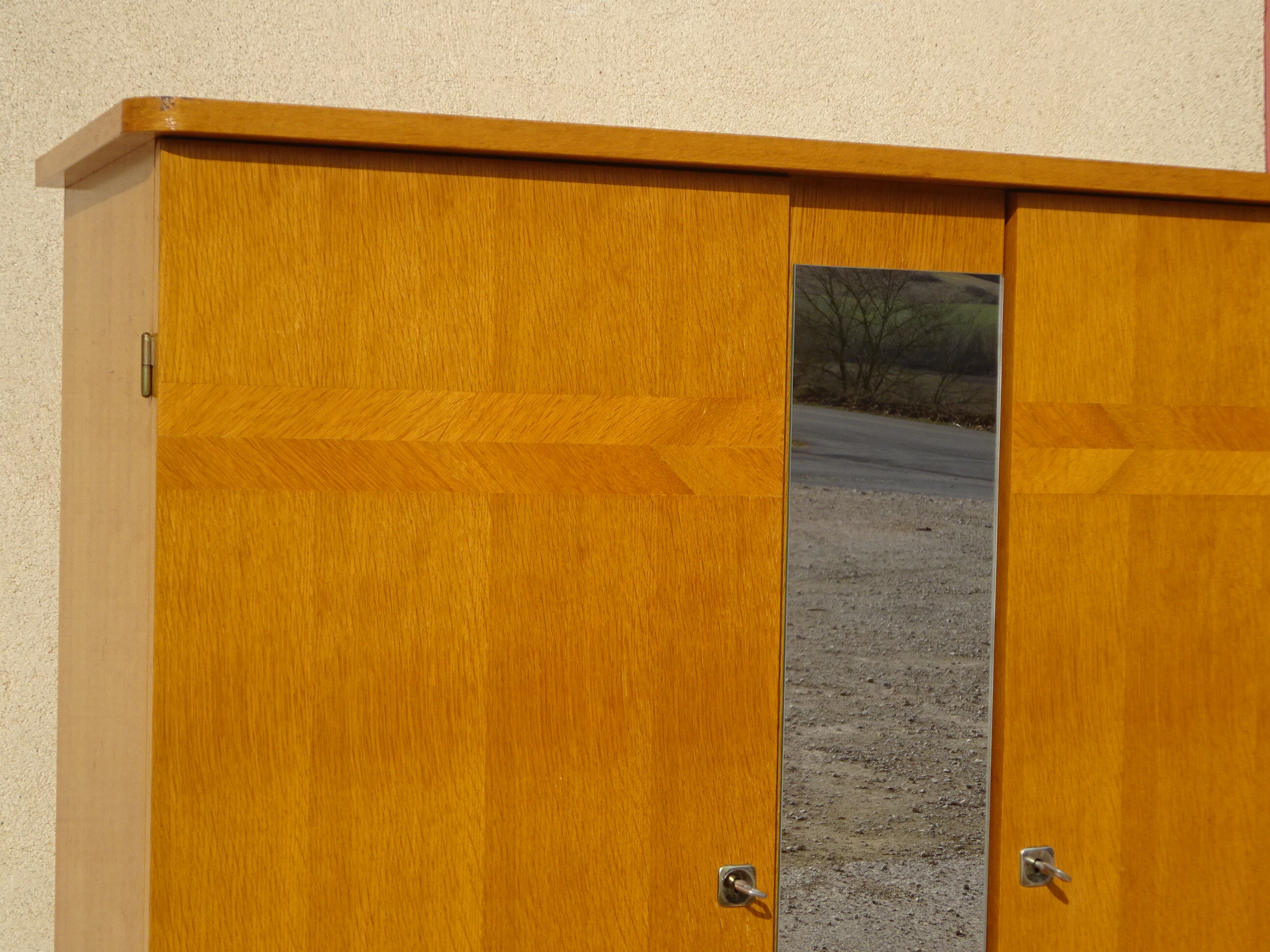 Armoire vintage, pieds compas