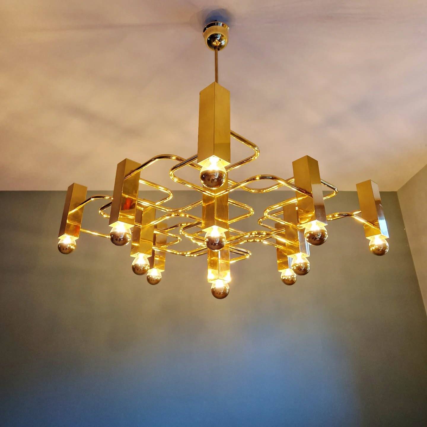 Geometric brass chandelier, design G. Sciolari, Boulanger, 1970