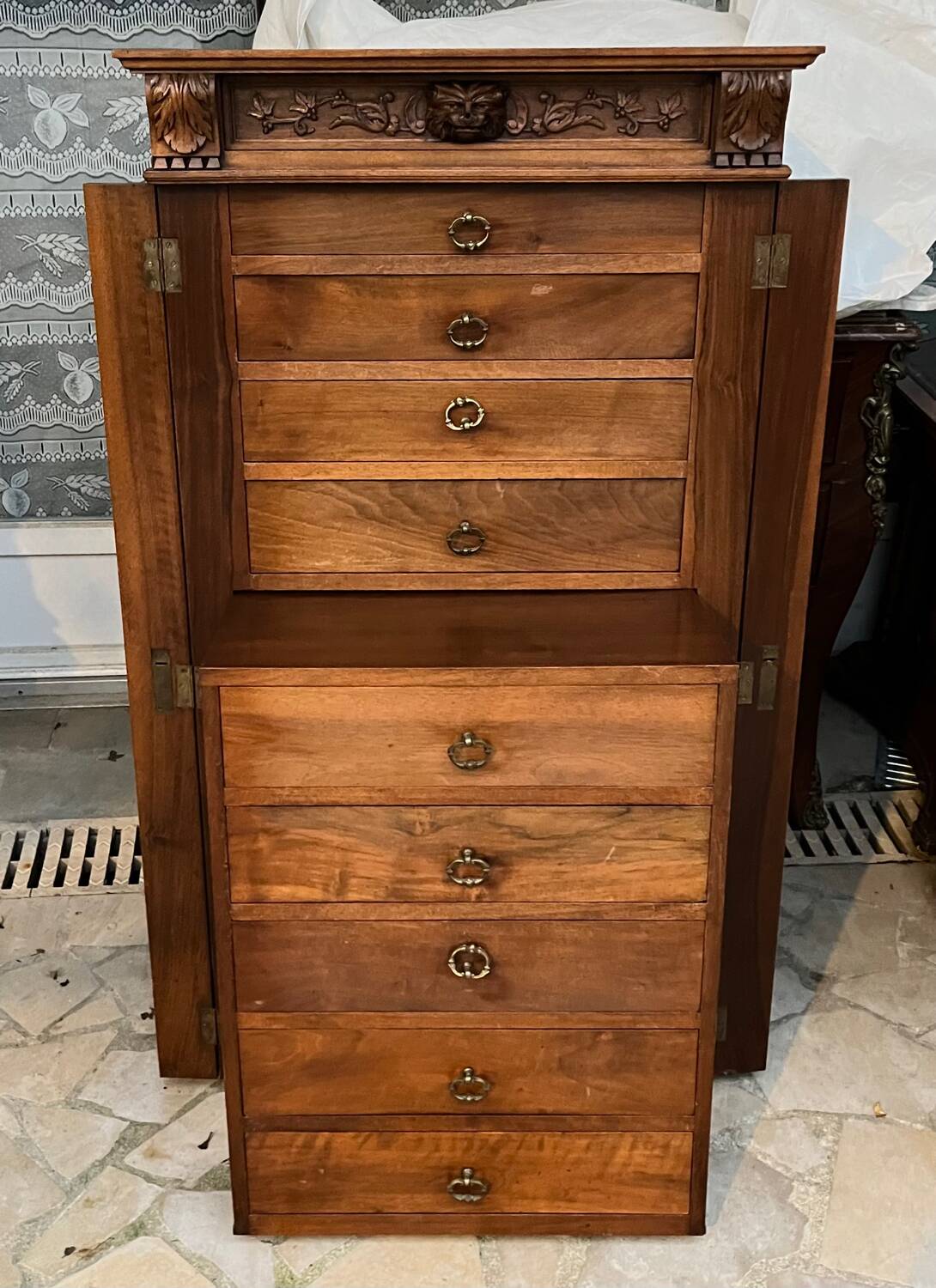 Meuble de métier ancien en bois sculpté