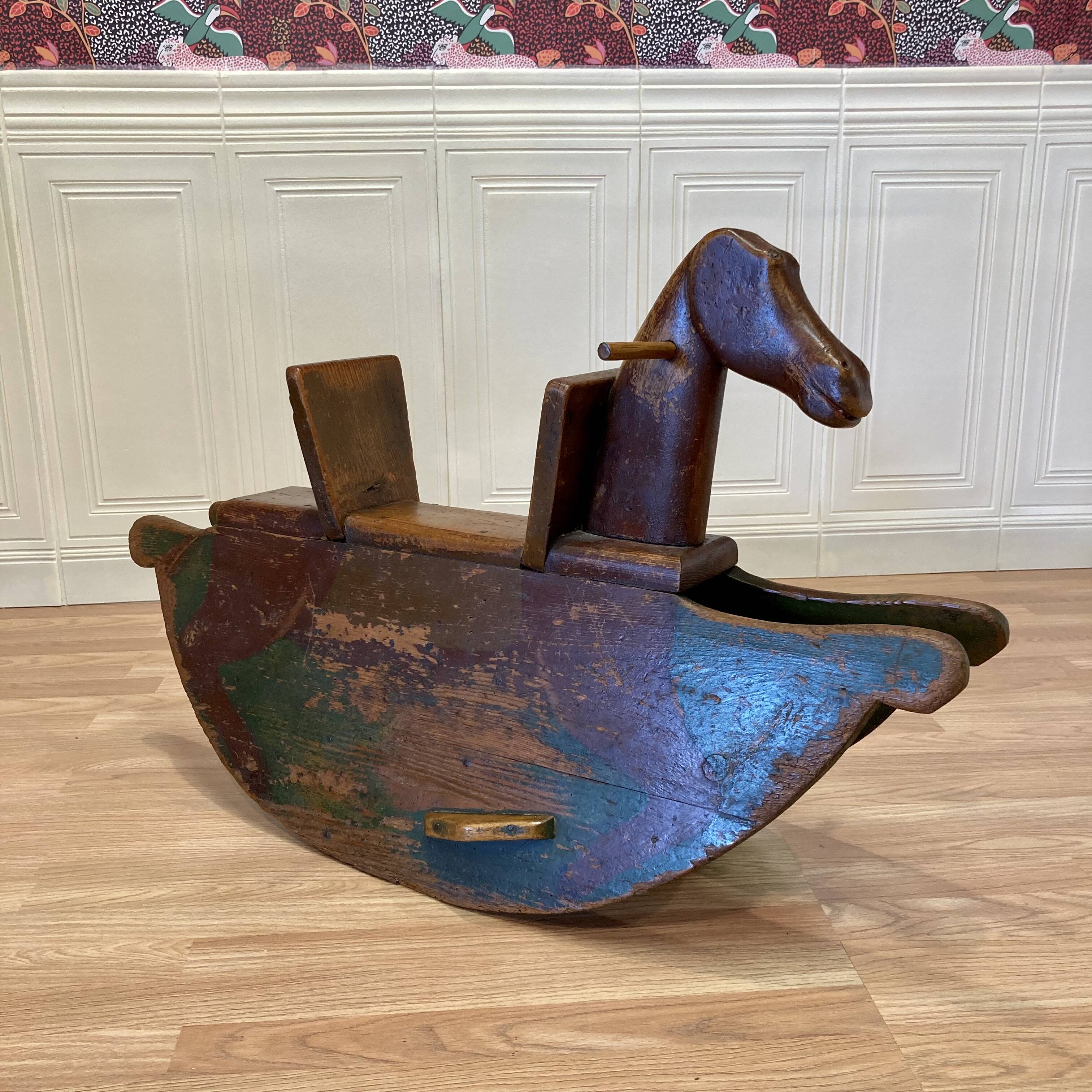 Cheval à bascule en bois 1950.
