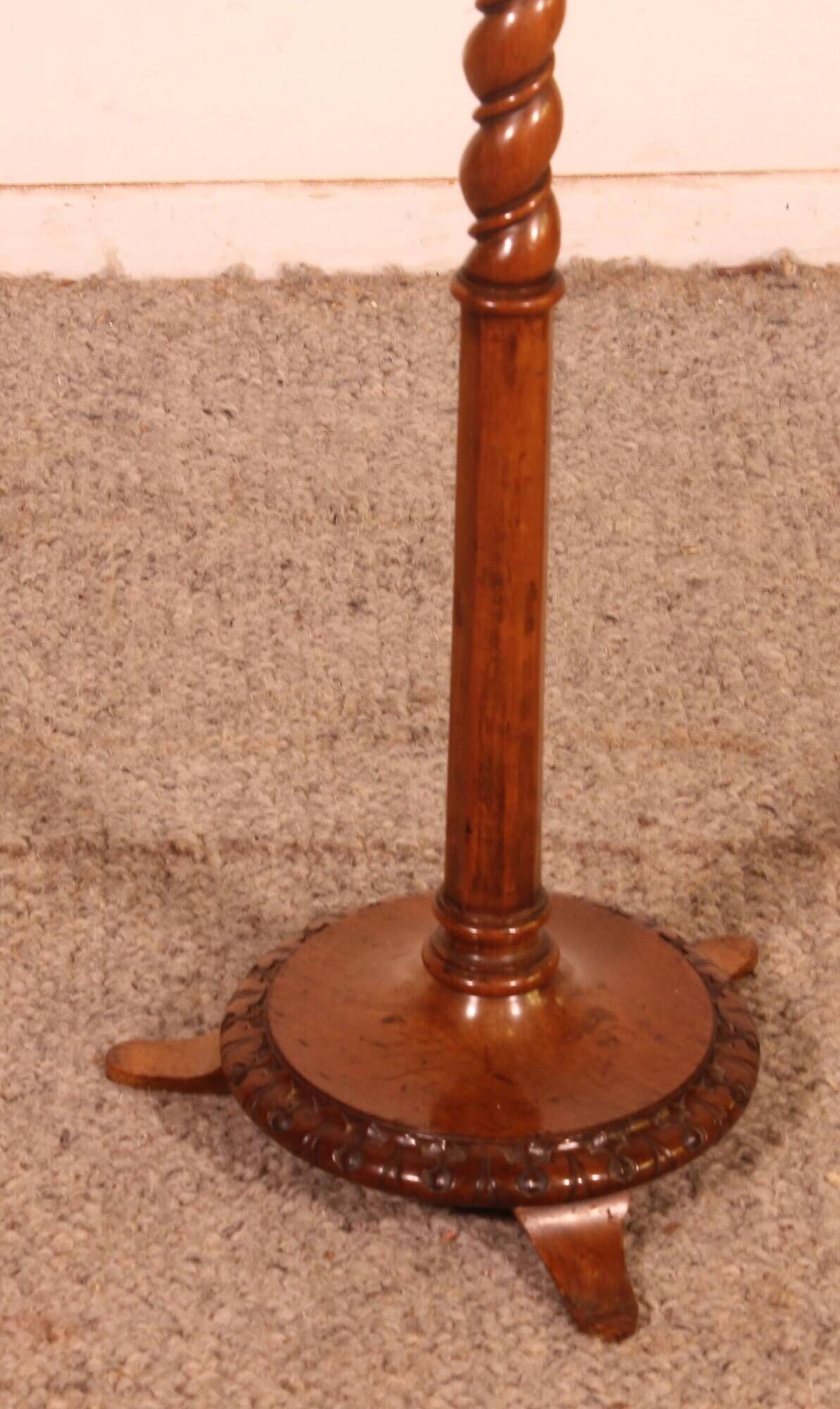 Small guéridon called tea table in walnut - 19th century stamped Holland and So.