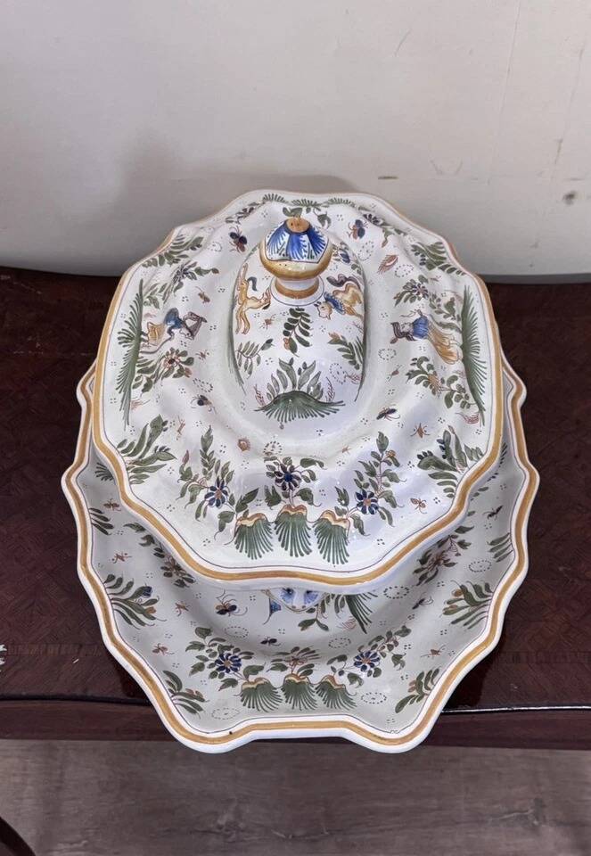 Important covered soup tureen and its stand in earthenware – Polychrome decoration