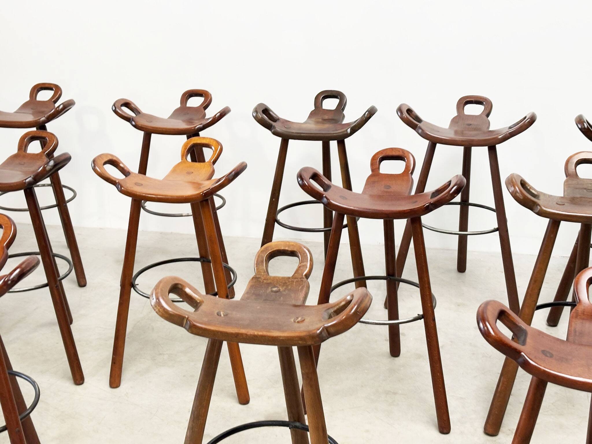 Grand ensemble de tabourets de bar espagnols, vendus à l'unité