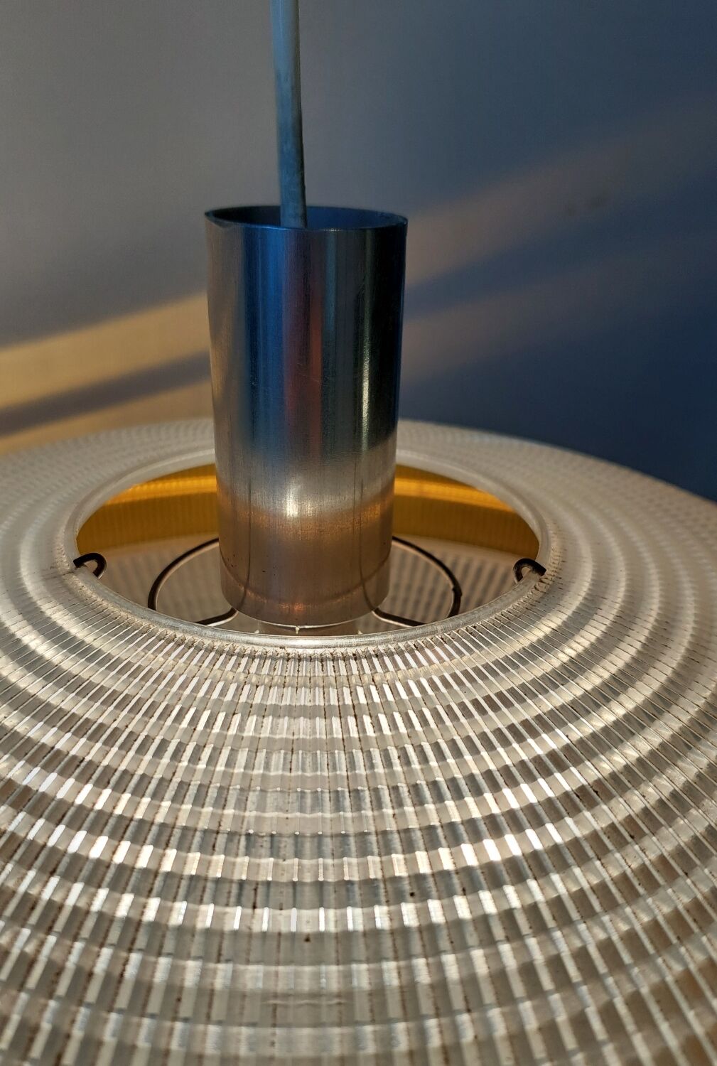 Suspension UFO space age around 1970