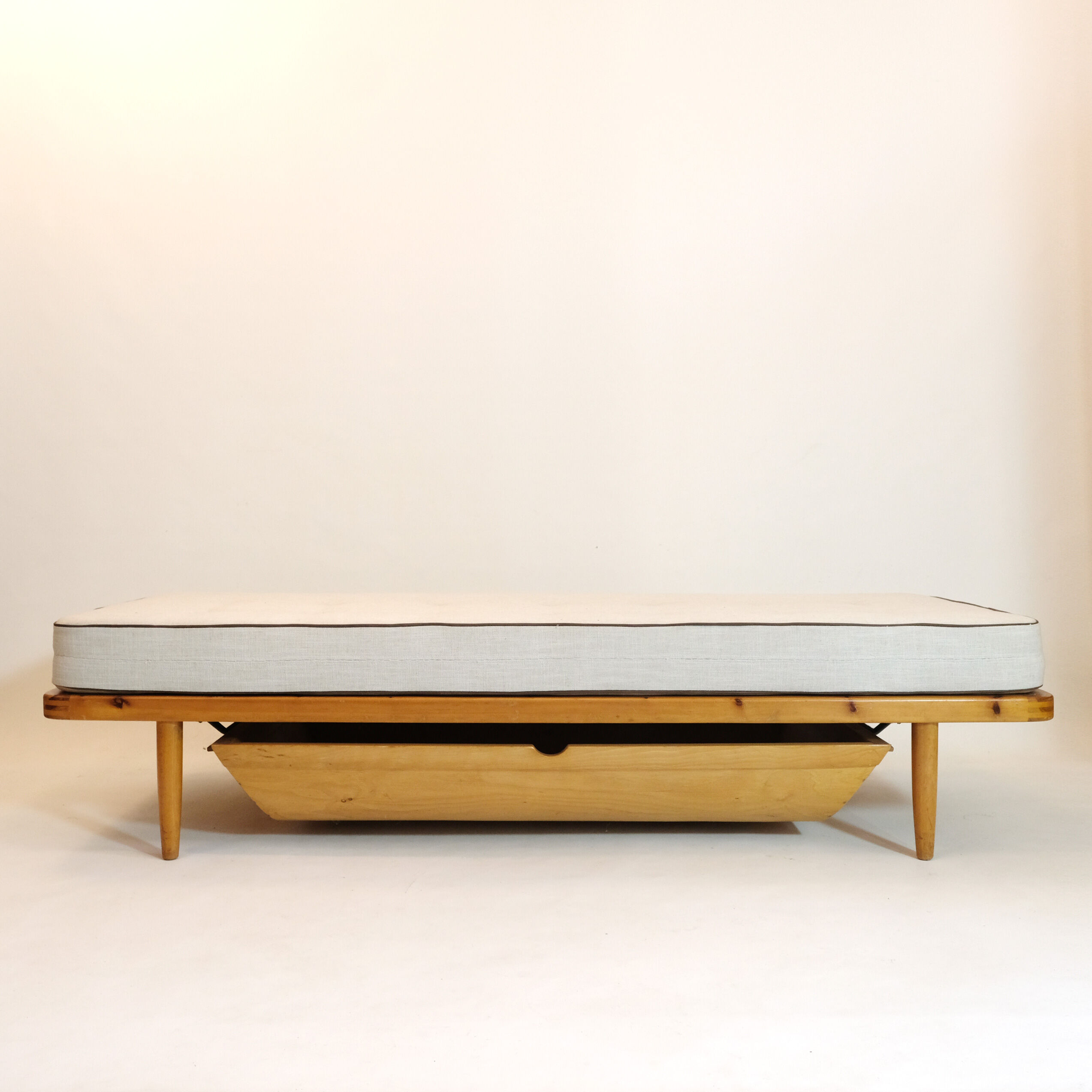 Pin bench bed, Danish work of the 50s-60s