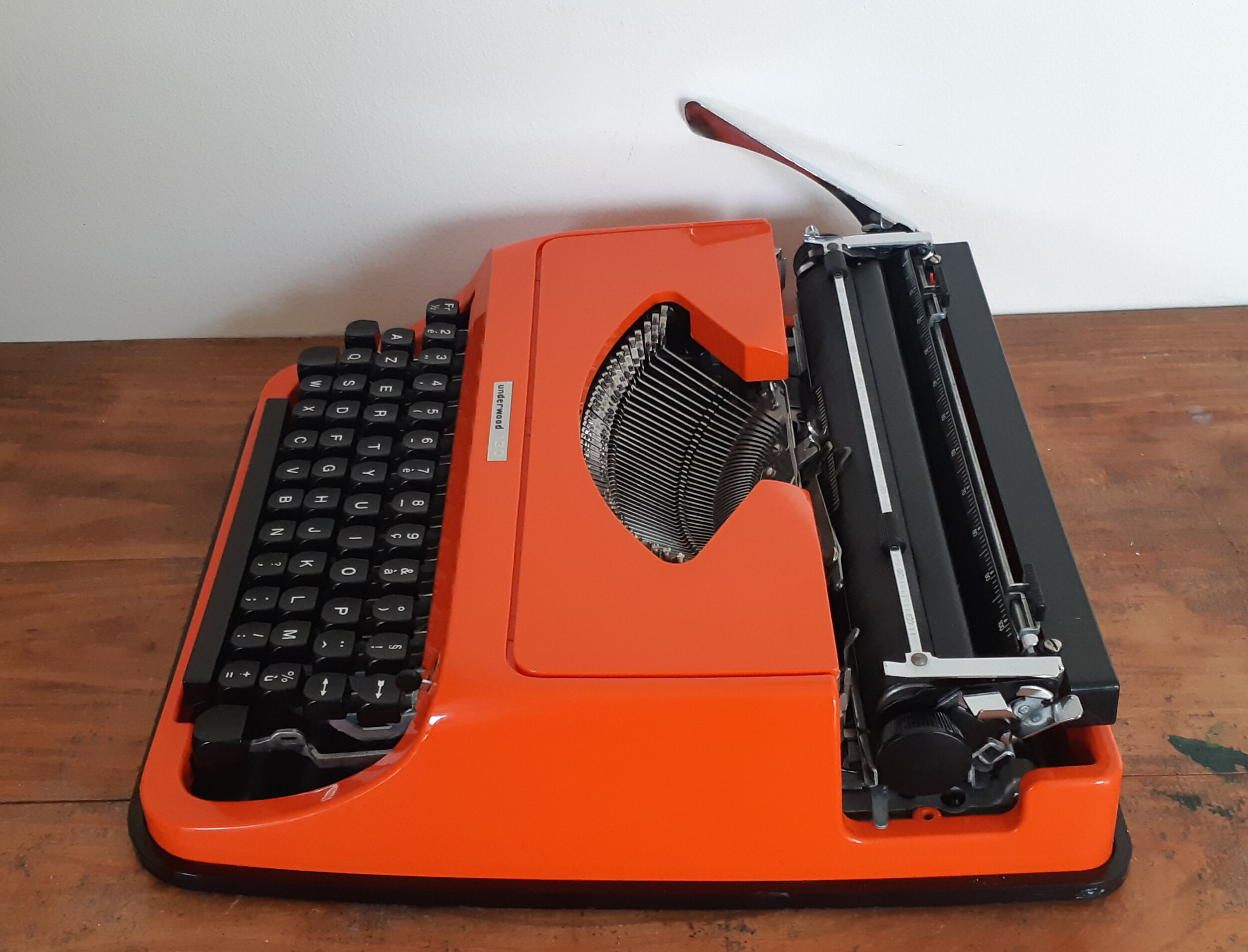 Portable typewriter, functional, Underwood 130, red